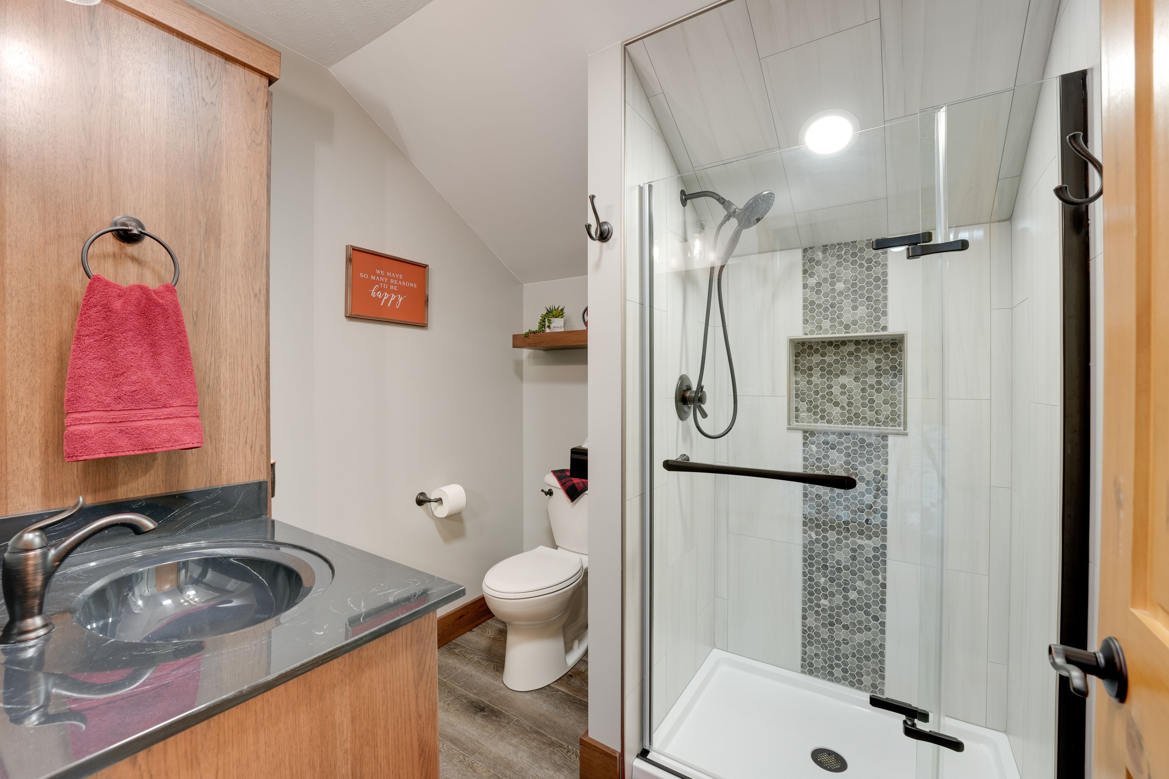 Full Bathroom | Towels Provided