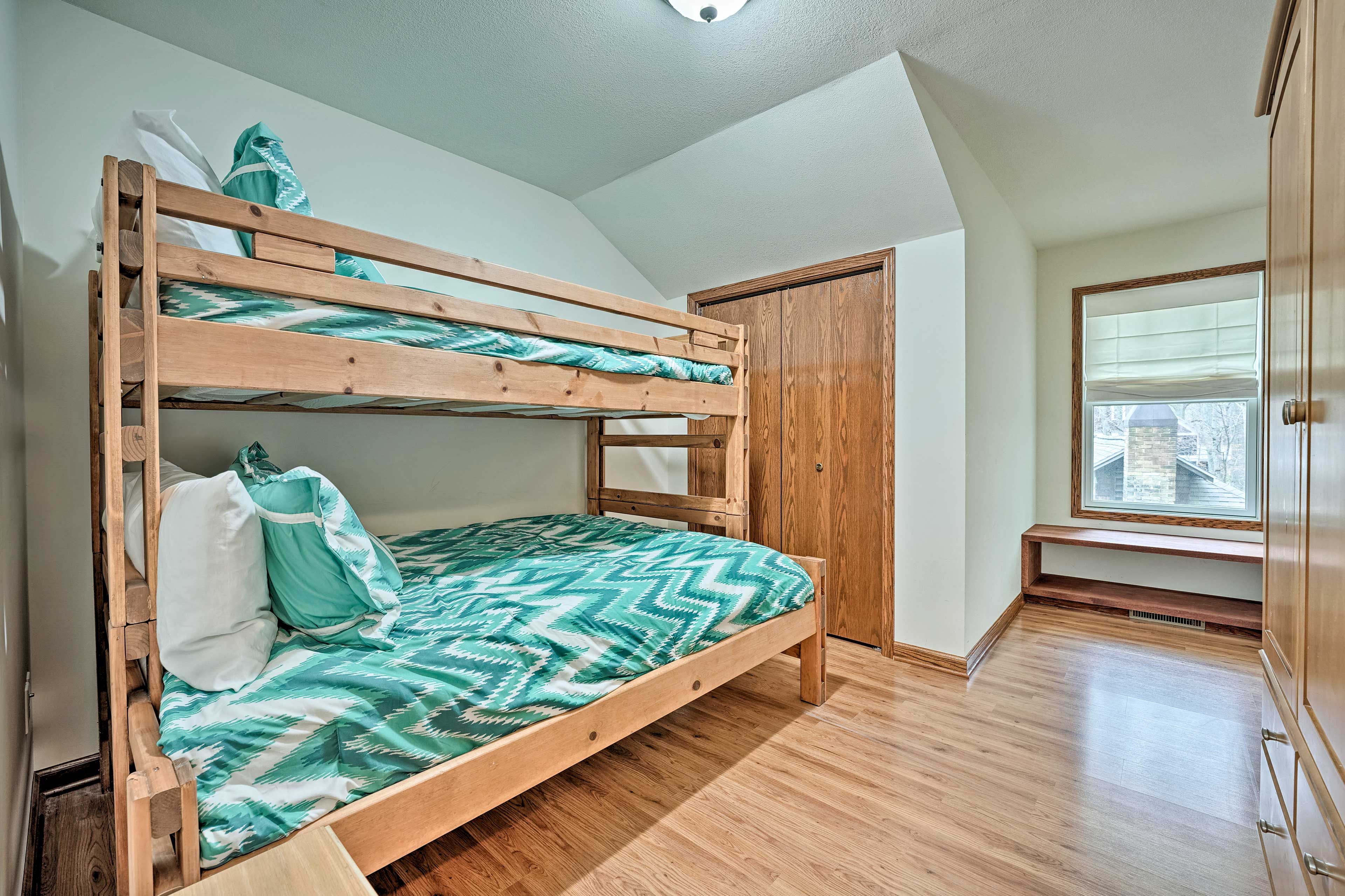 Bedroom 5 | Twin/Full Bunk Bed