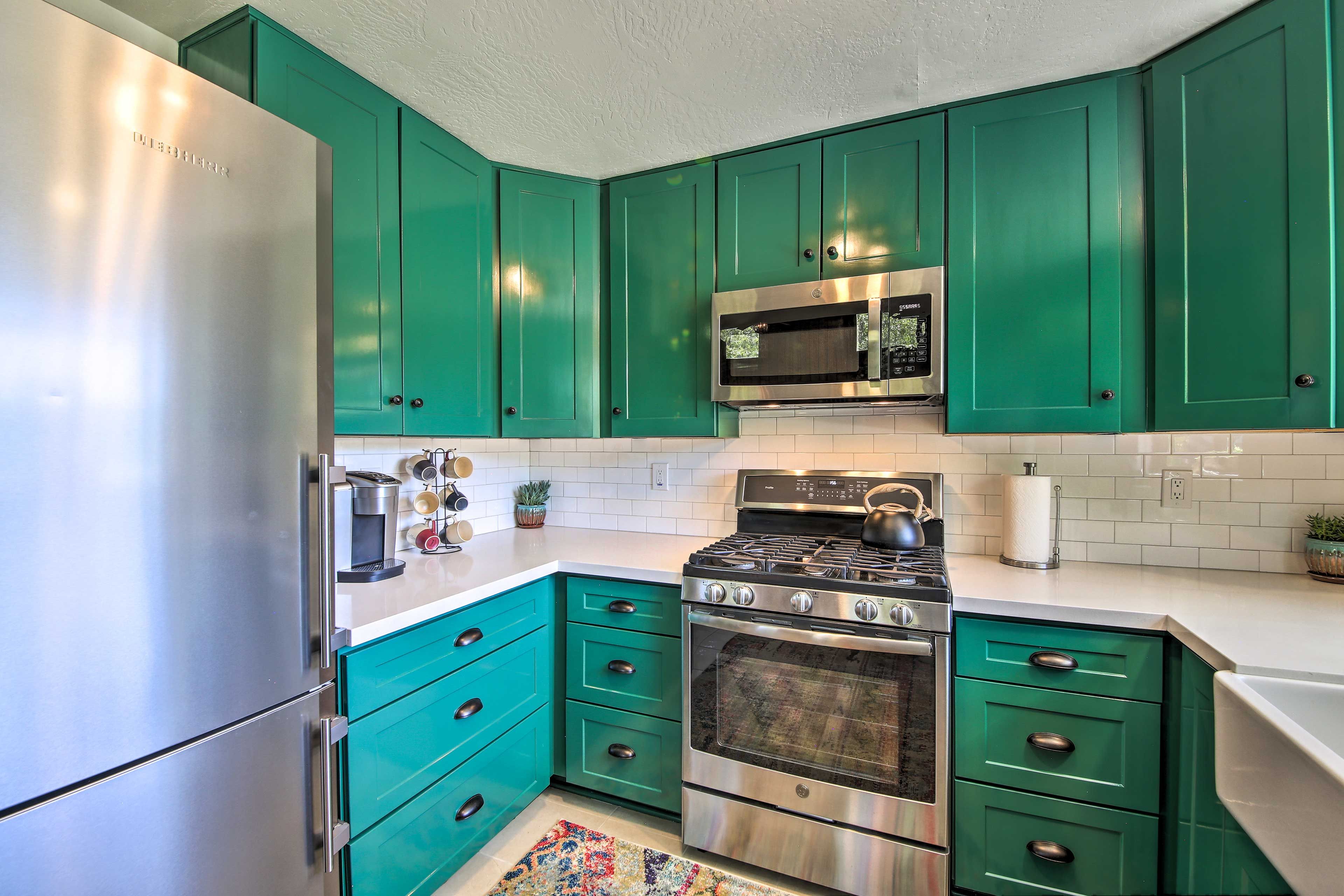 Fully Equipped Kitchen | Crock-Pot | Gas Range Stove | Dishware & Flatware