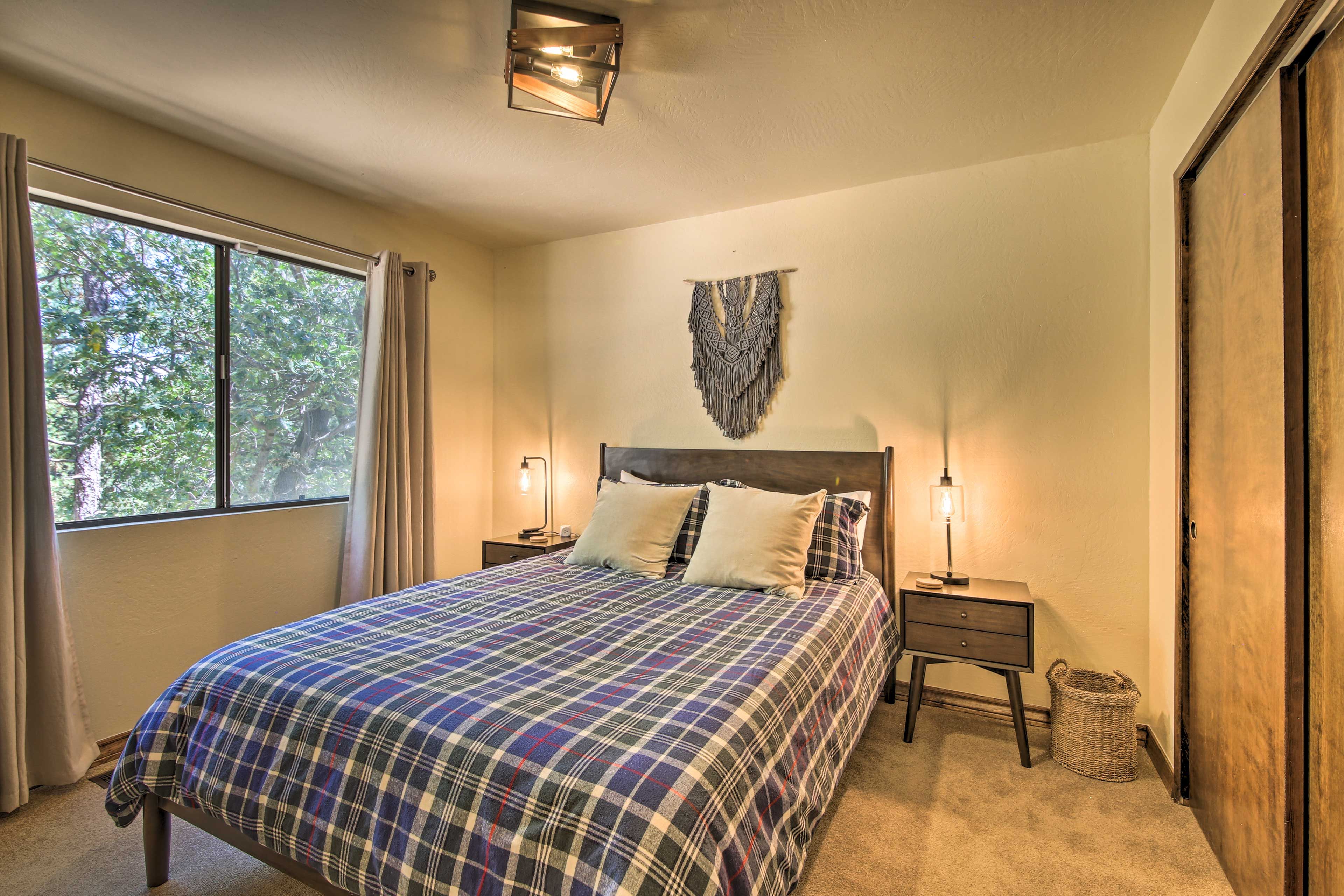 Bedroom 3 | Queen Bed