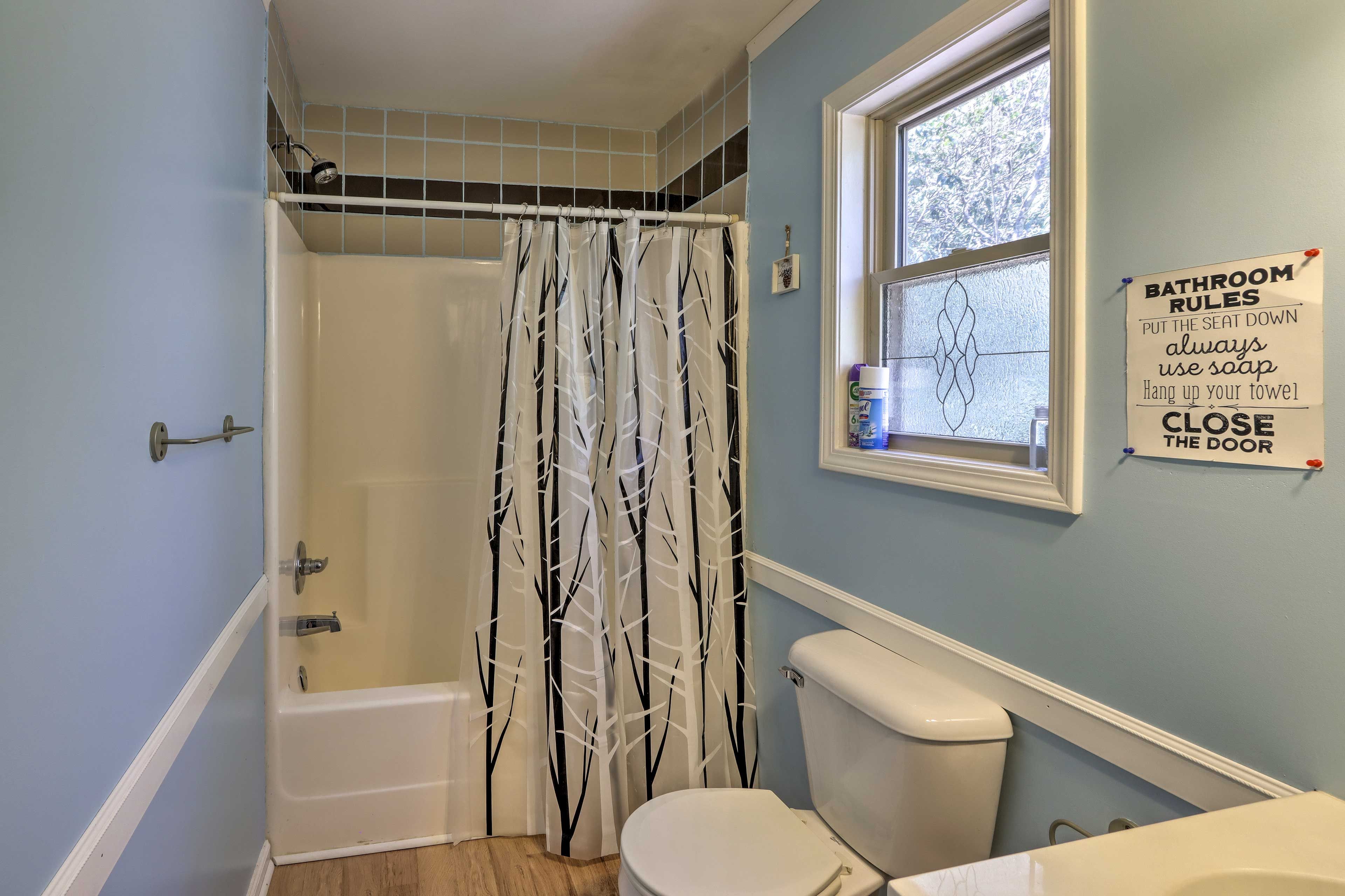 Full Bathroom | Towels Provided