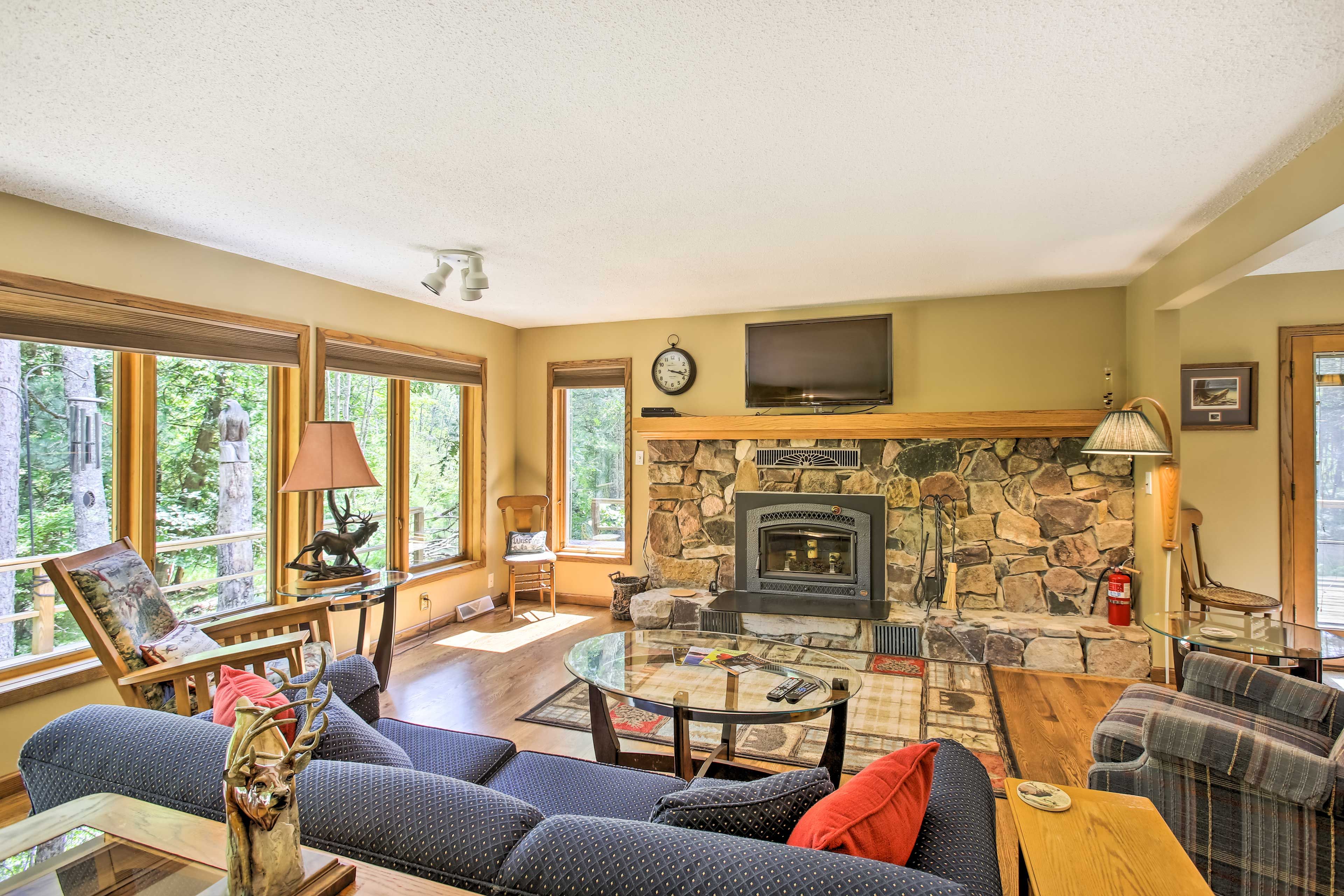 Living Room | Free WiFi | Decorative Fireplace