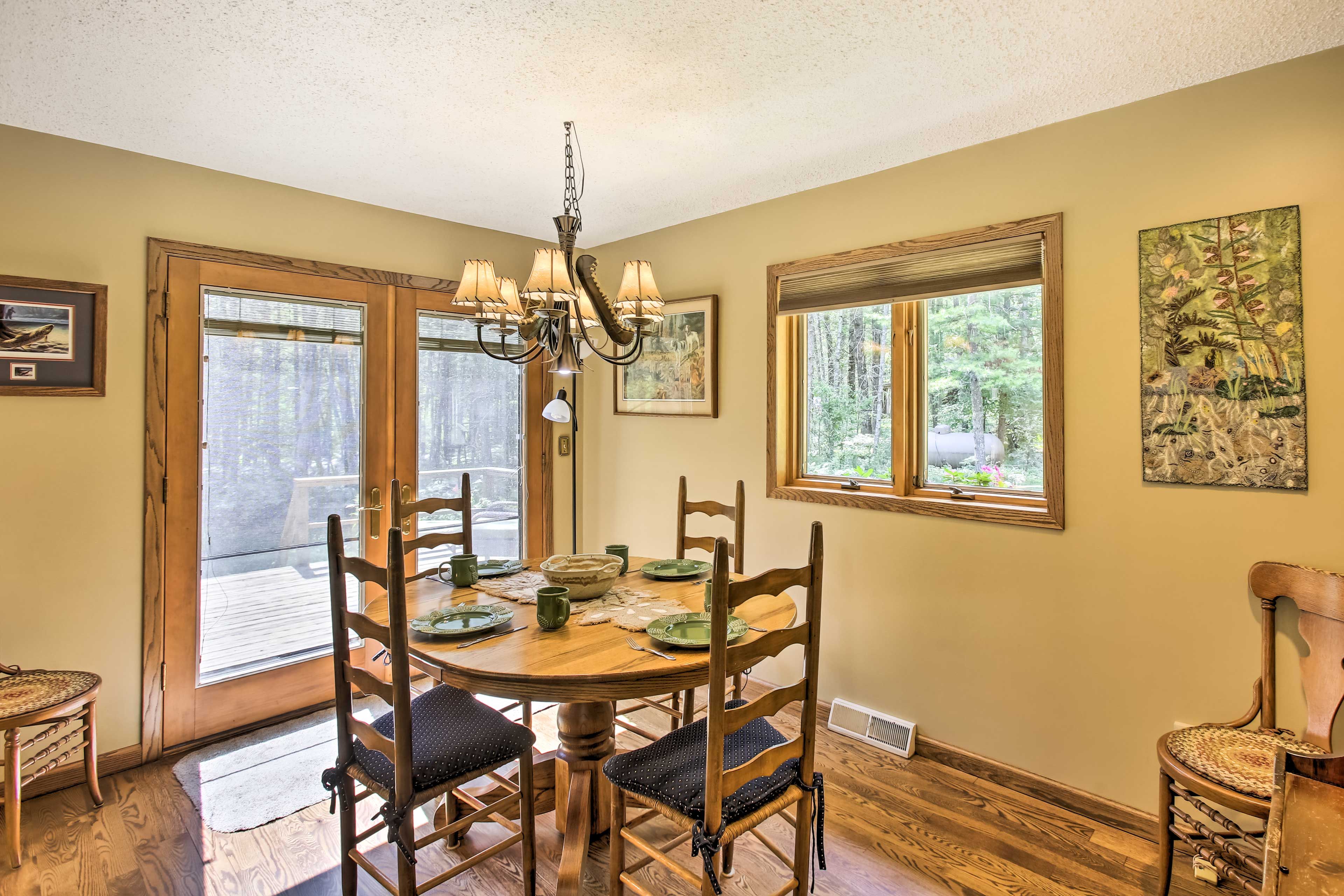 Dining Area | Dishes & Flatware Provided