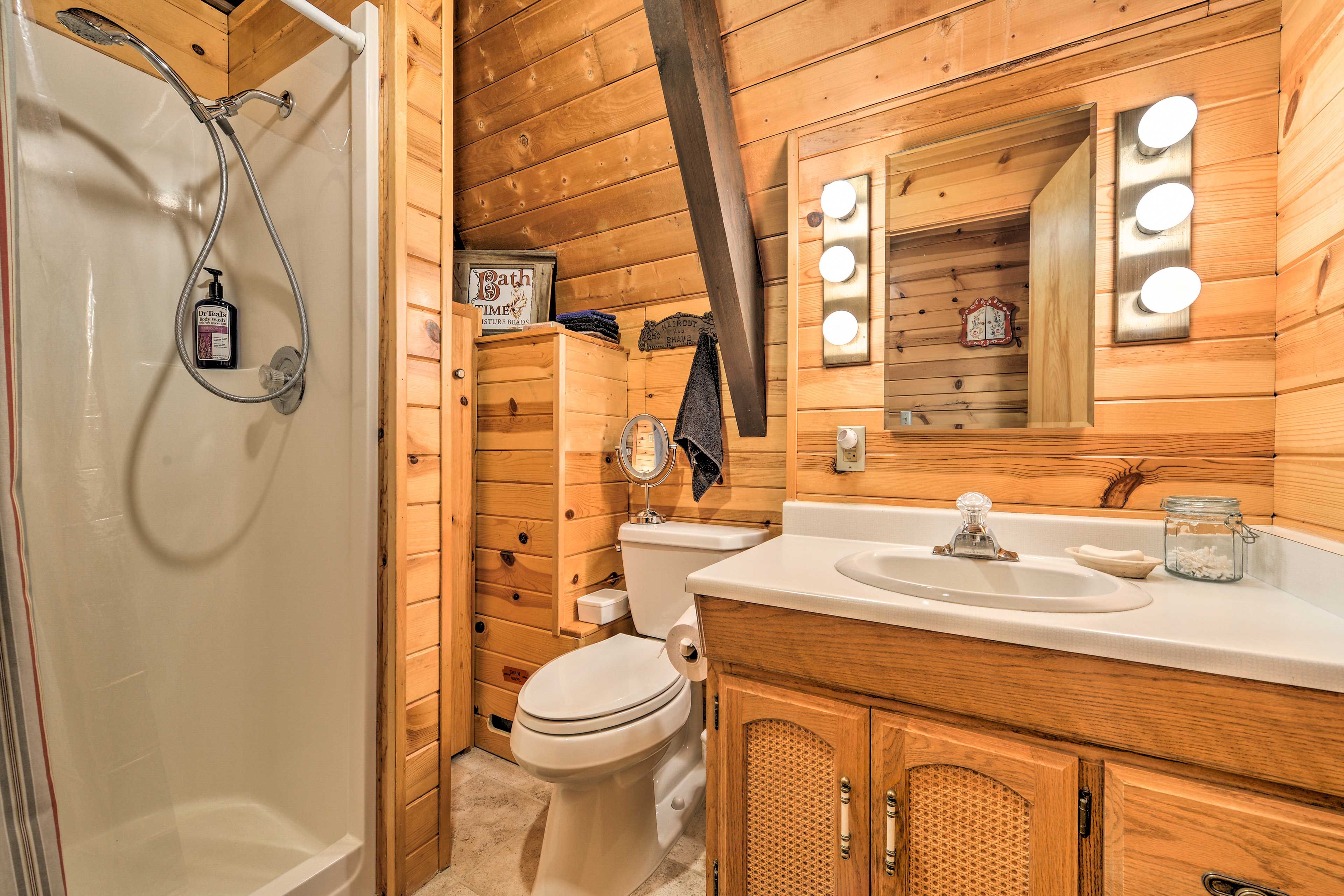 Full Bathroom | Complimentary Toiletries | Towels Provided
