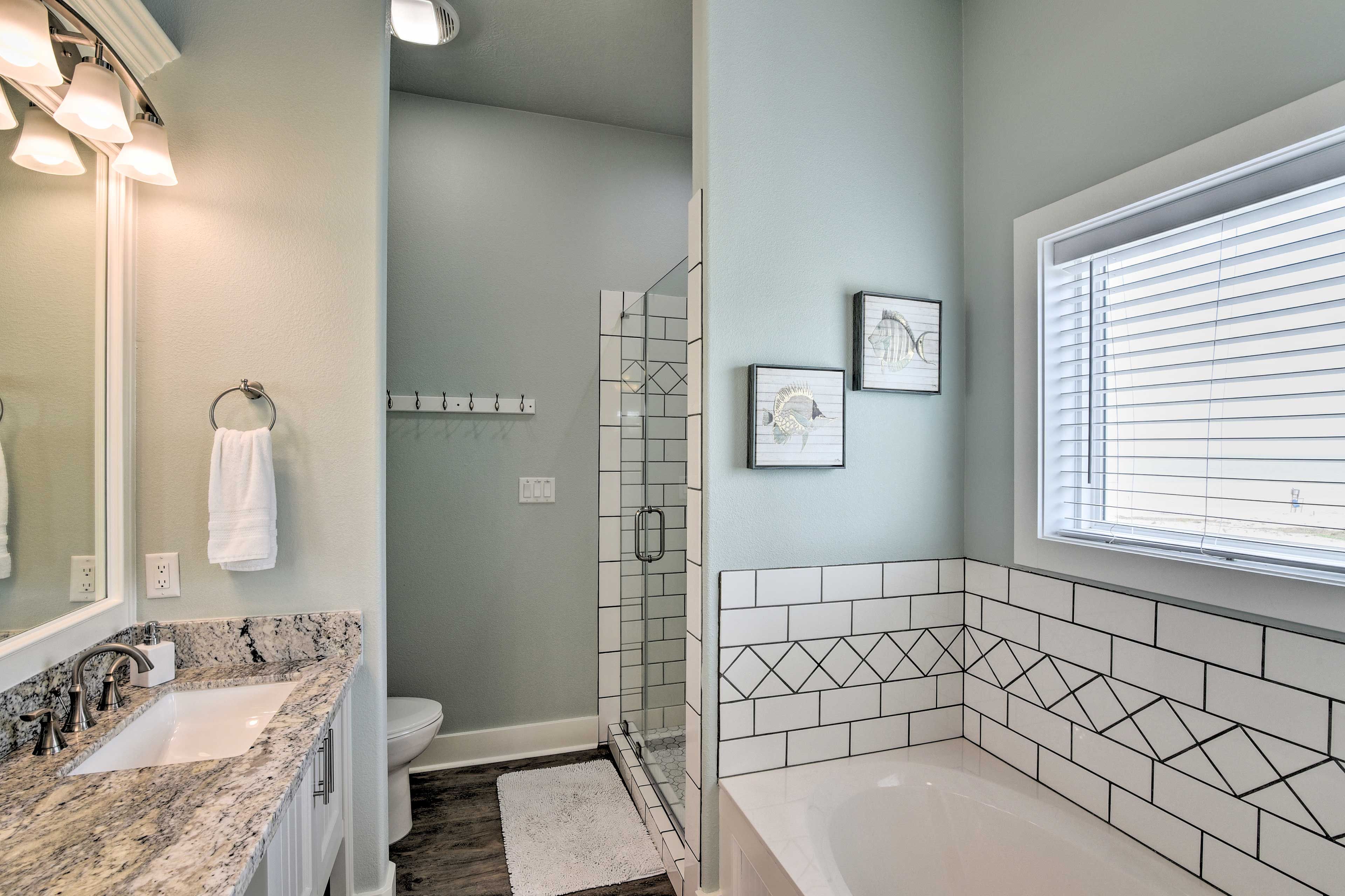 En-Suite Bathroom | Dual Sinks | Bathing Tub | Stand-up Shower