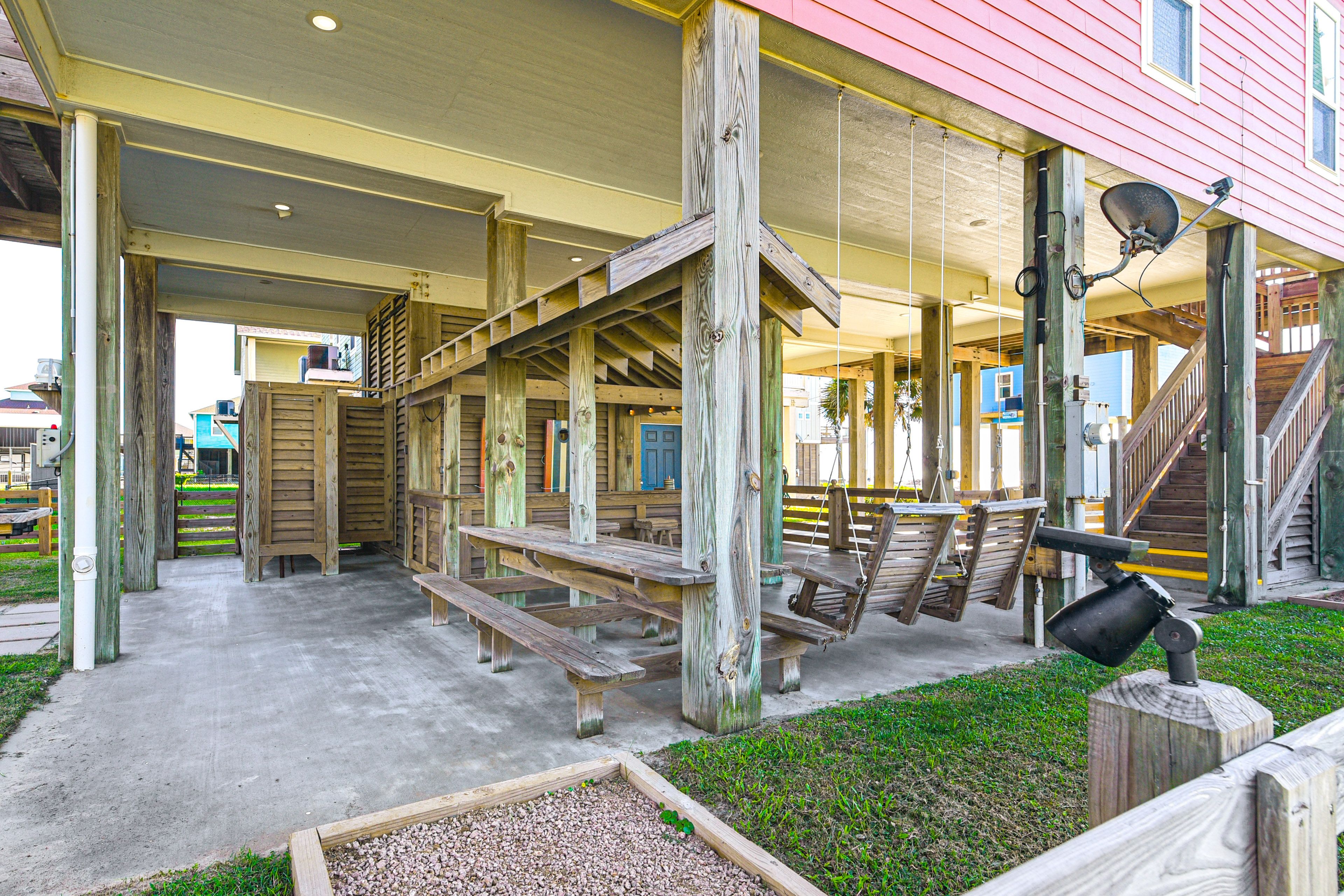 Covered Patio | Dining Area | Yard Games