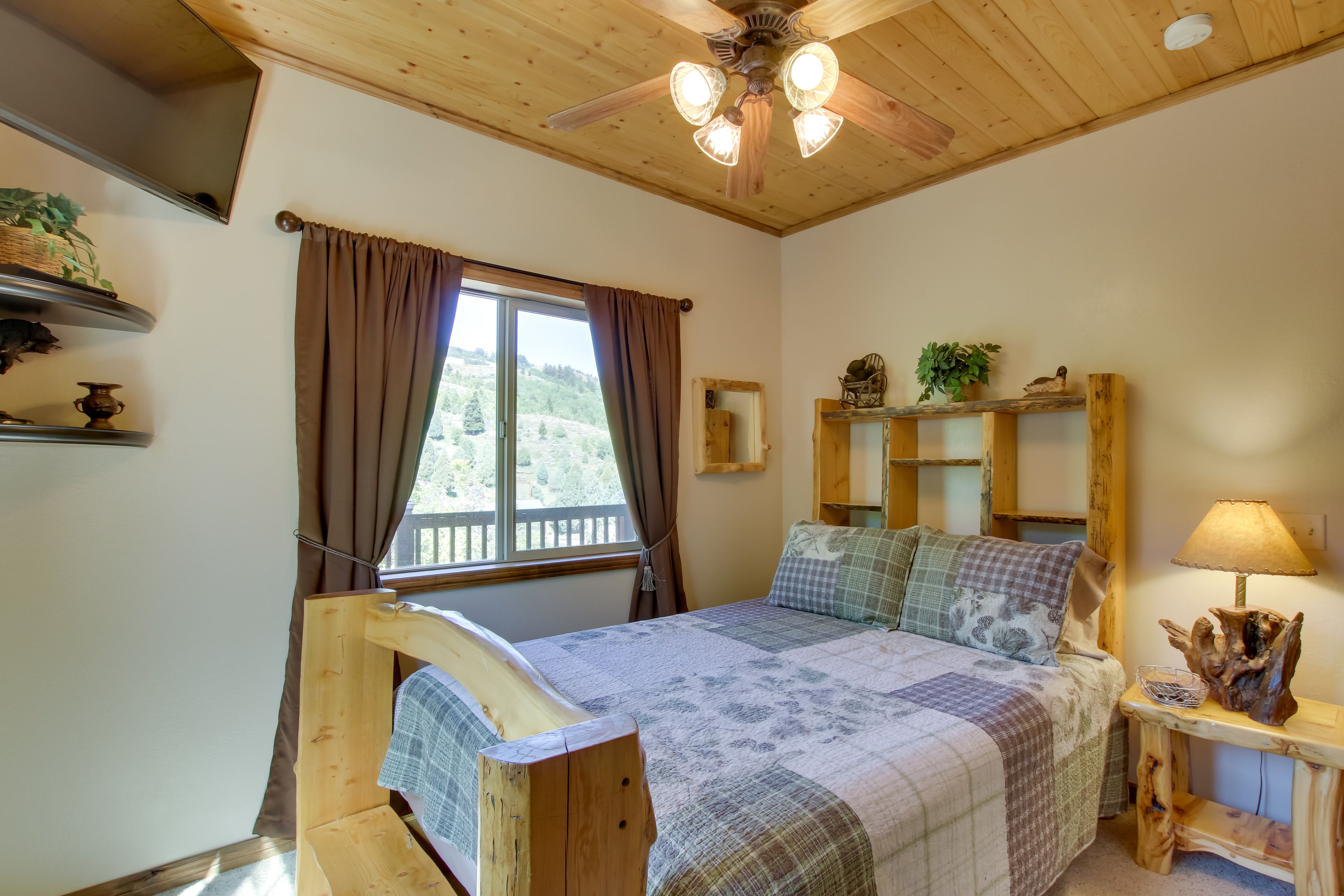 Bedroom 4 | Queen Bed