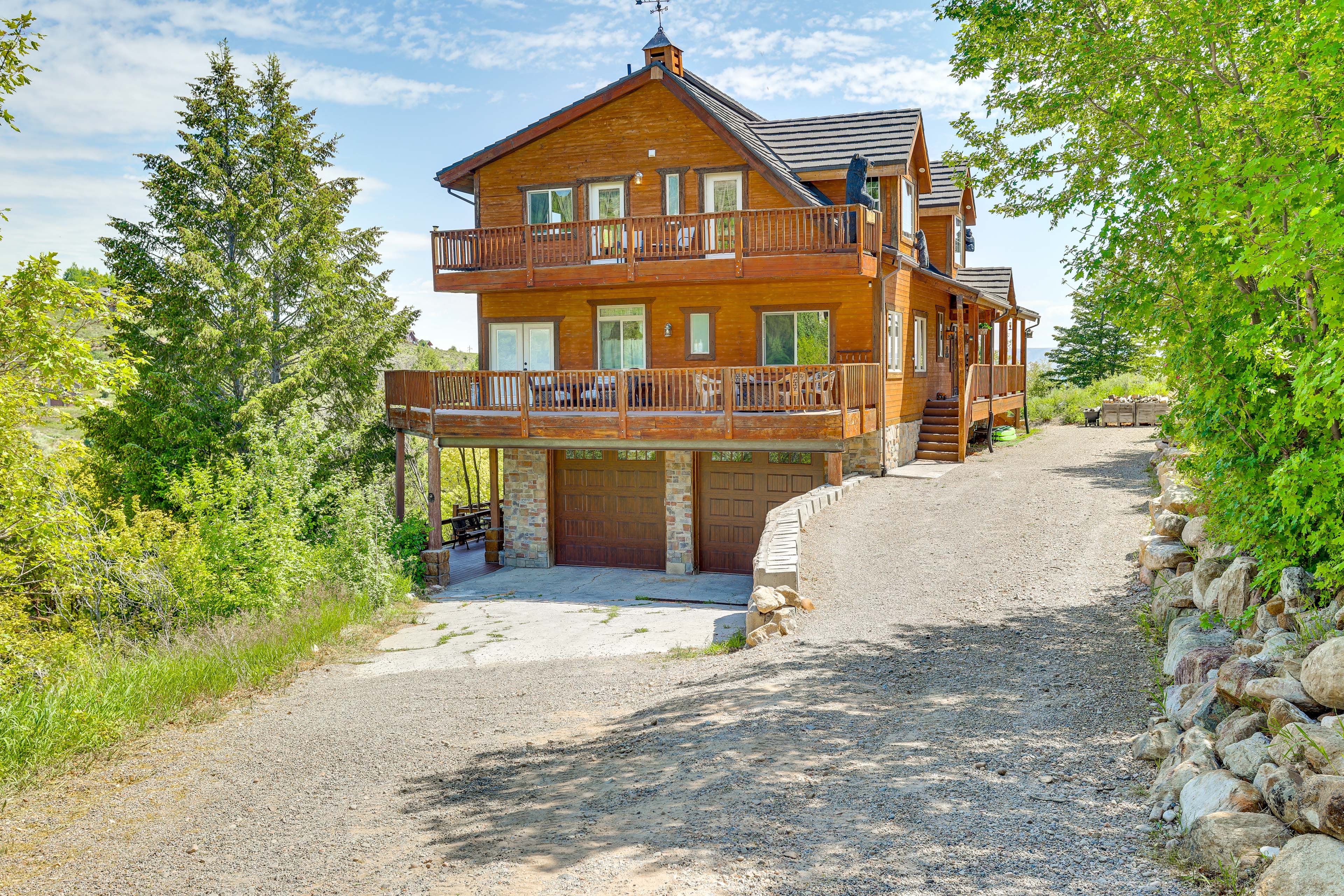 Parking | Gravel Driveway (10 Vehicles) | Off-Street Parking (1 Vehicle/Trailer)