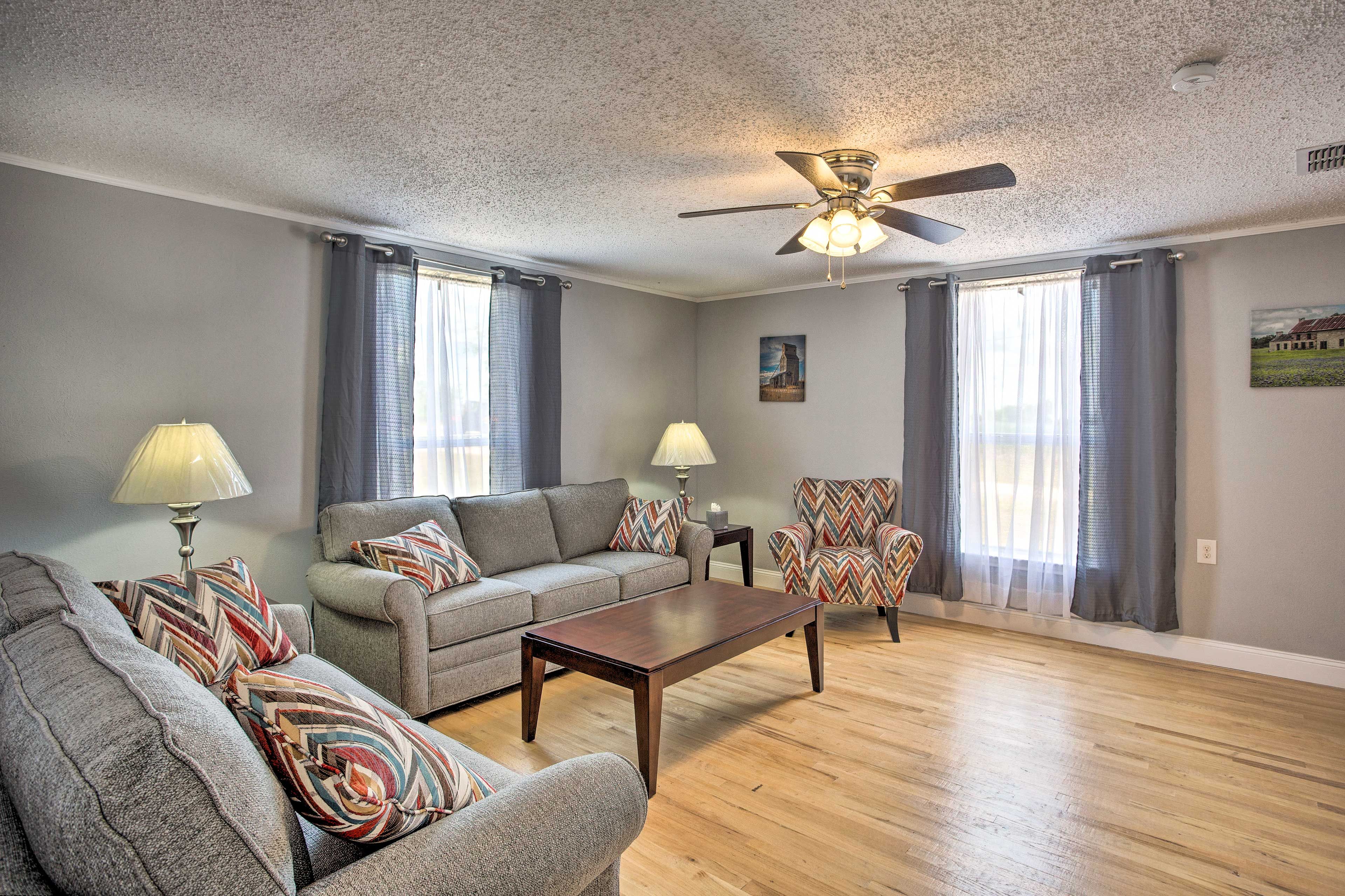 Living Room | Central A/C & Heating | Free WiFi