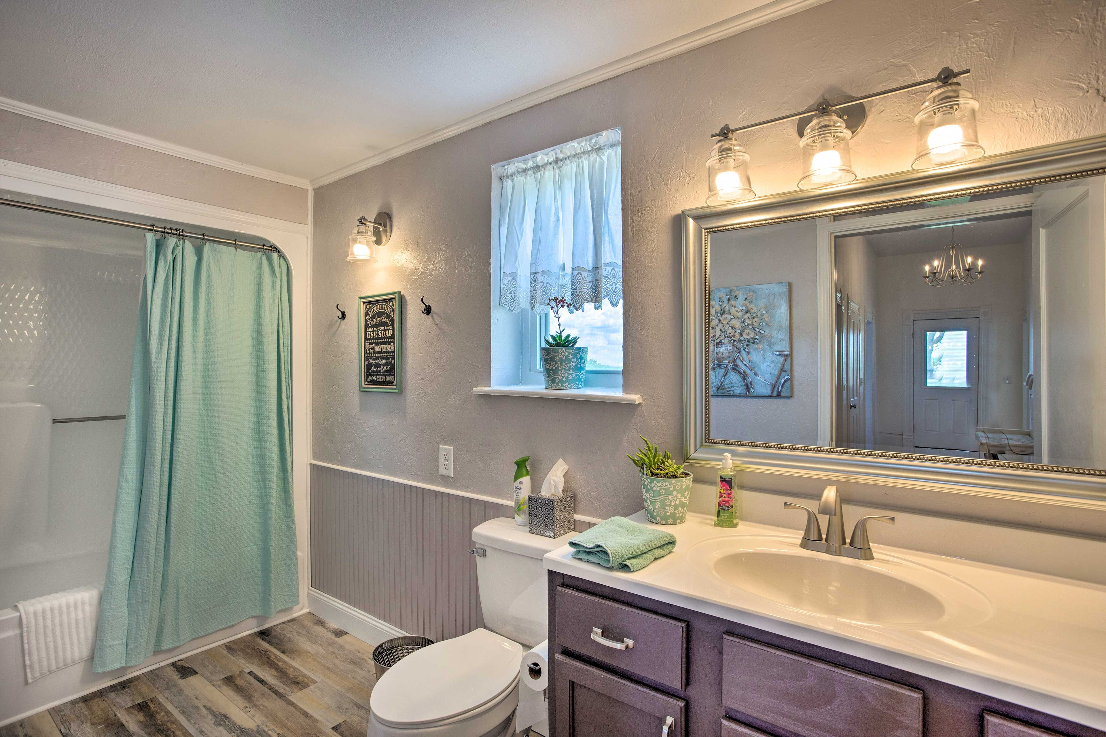 Full Bathroom | Complimentary Toiletries | Hair Dryer
