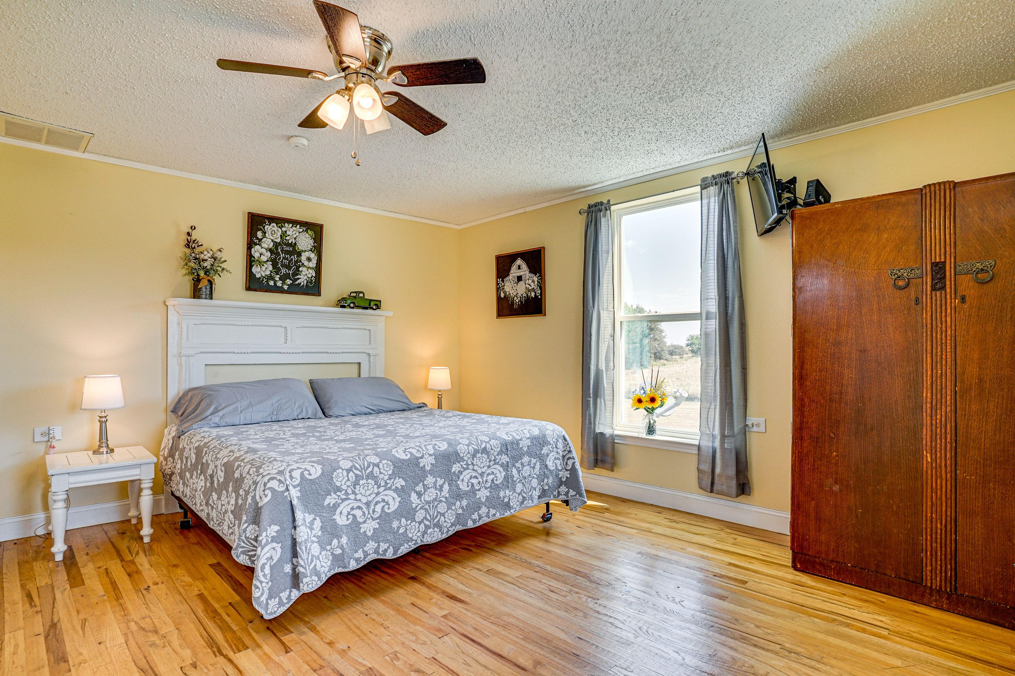 Bedroom 1 | King Bed