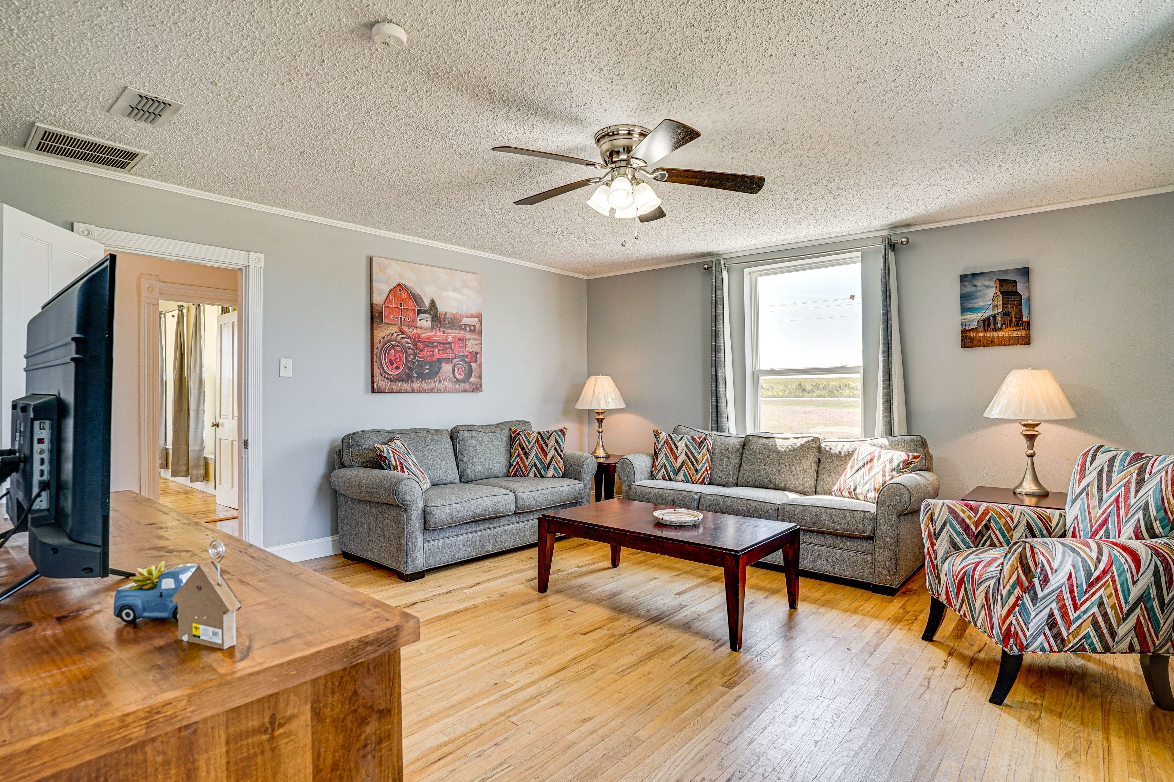 Living Room | Central A/C & Heating | Free WiFi