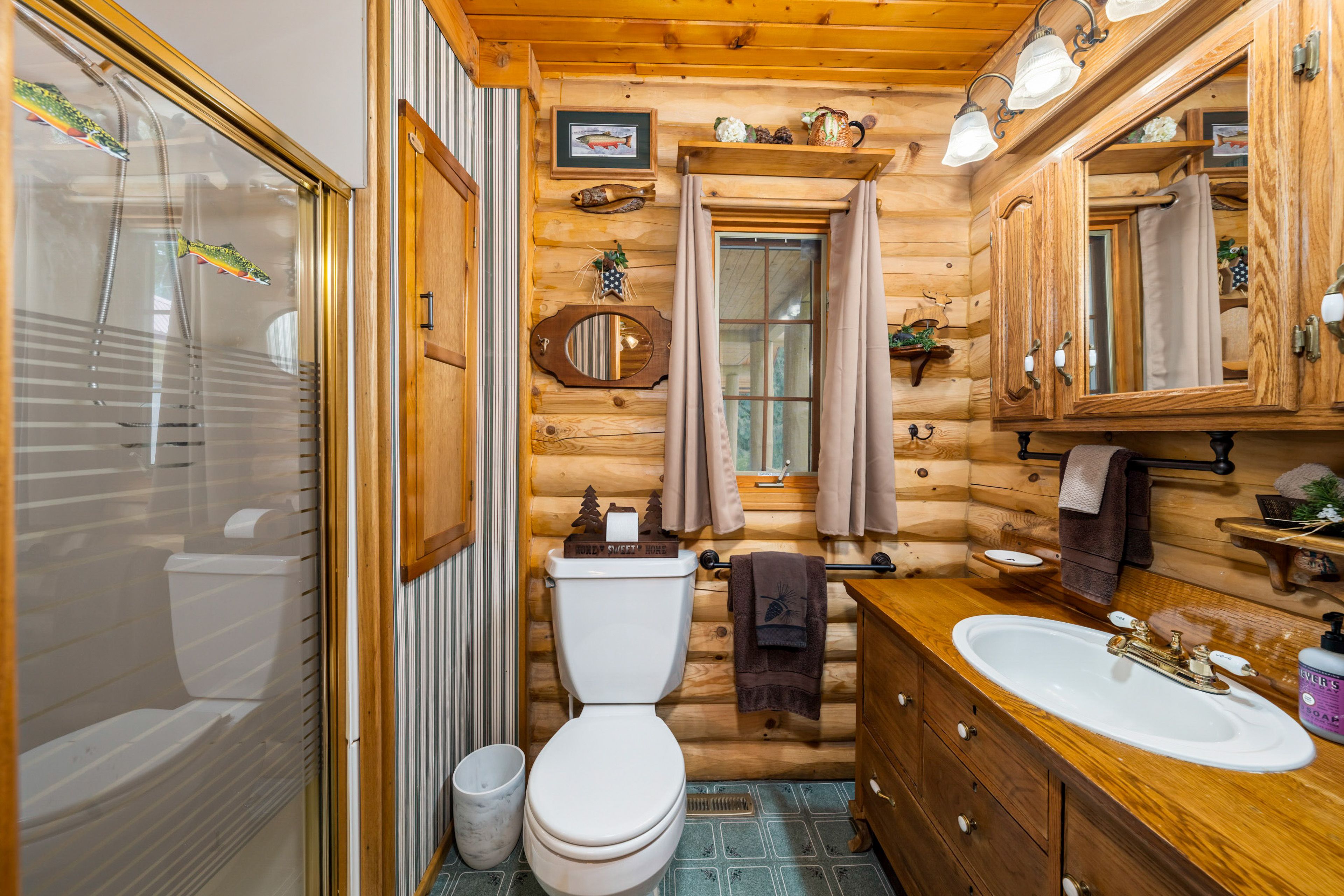En-Suite Bathroom | Towels Provided