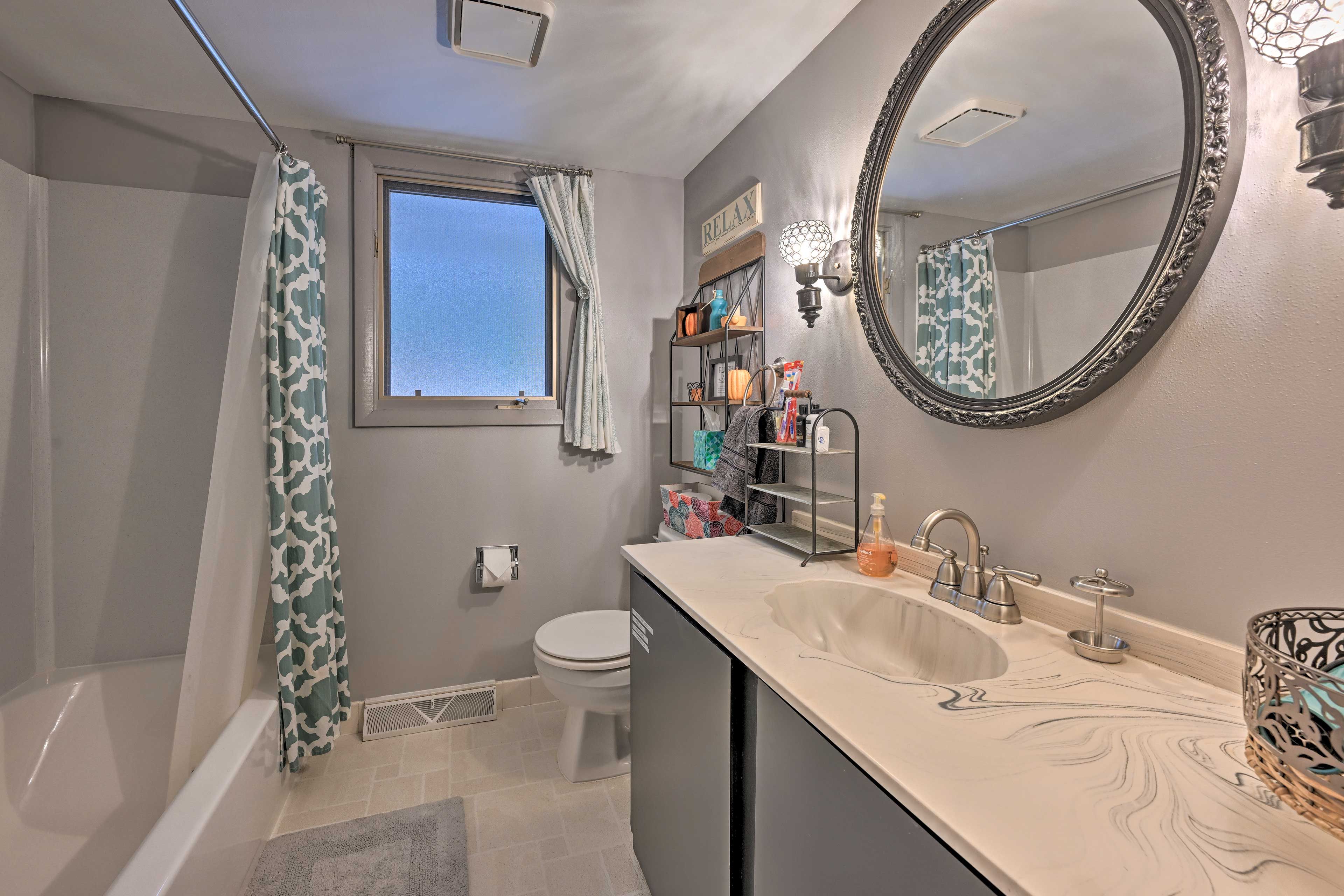 Full Bathroom | Complimentary Toiletries