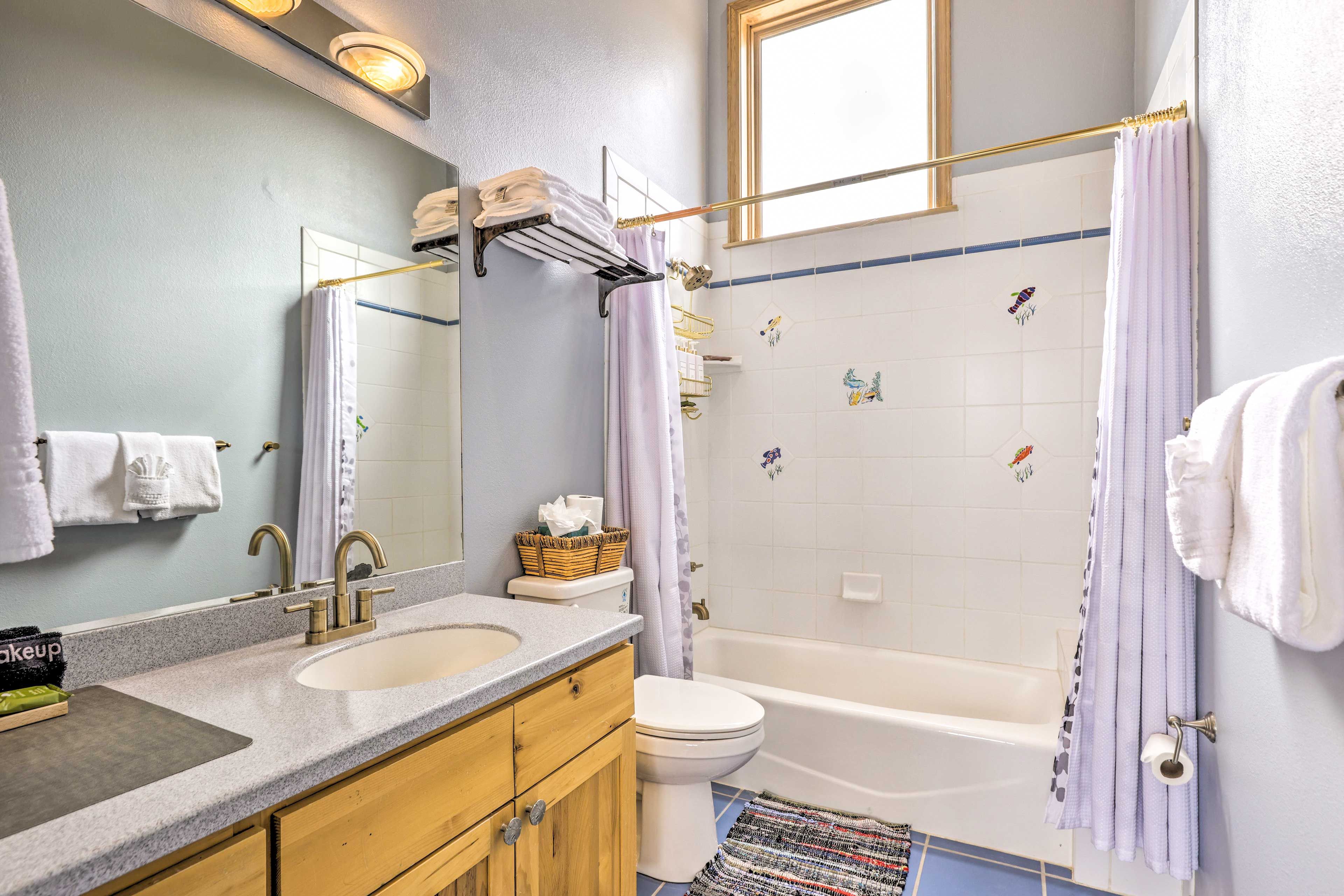 Full Bathroom | Complimentary Toiletries