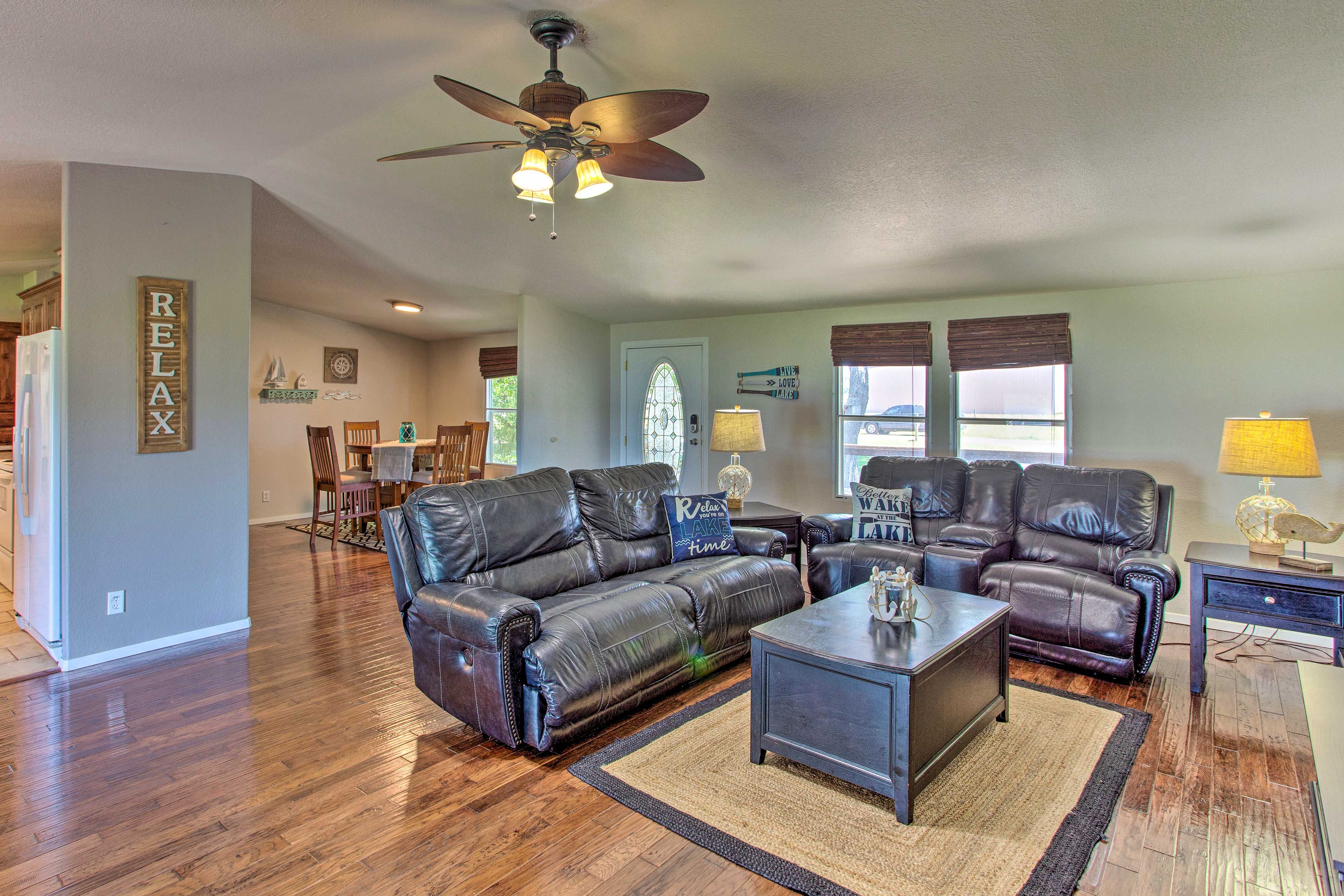 Living Room | Free WiFi | Central A/C & Heating | Cable TV