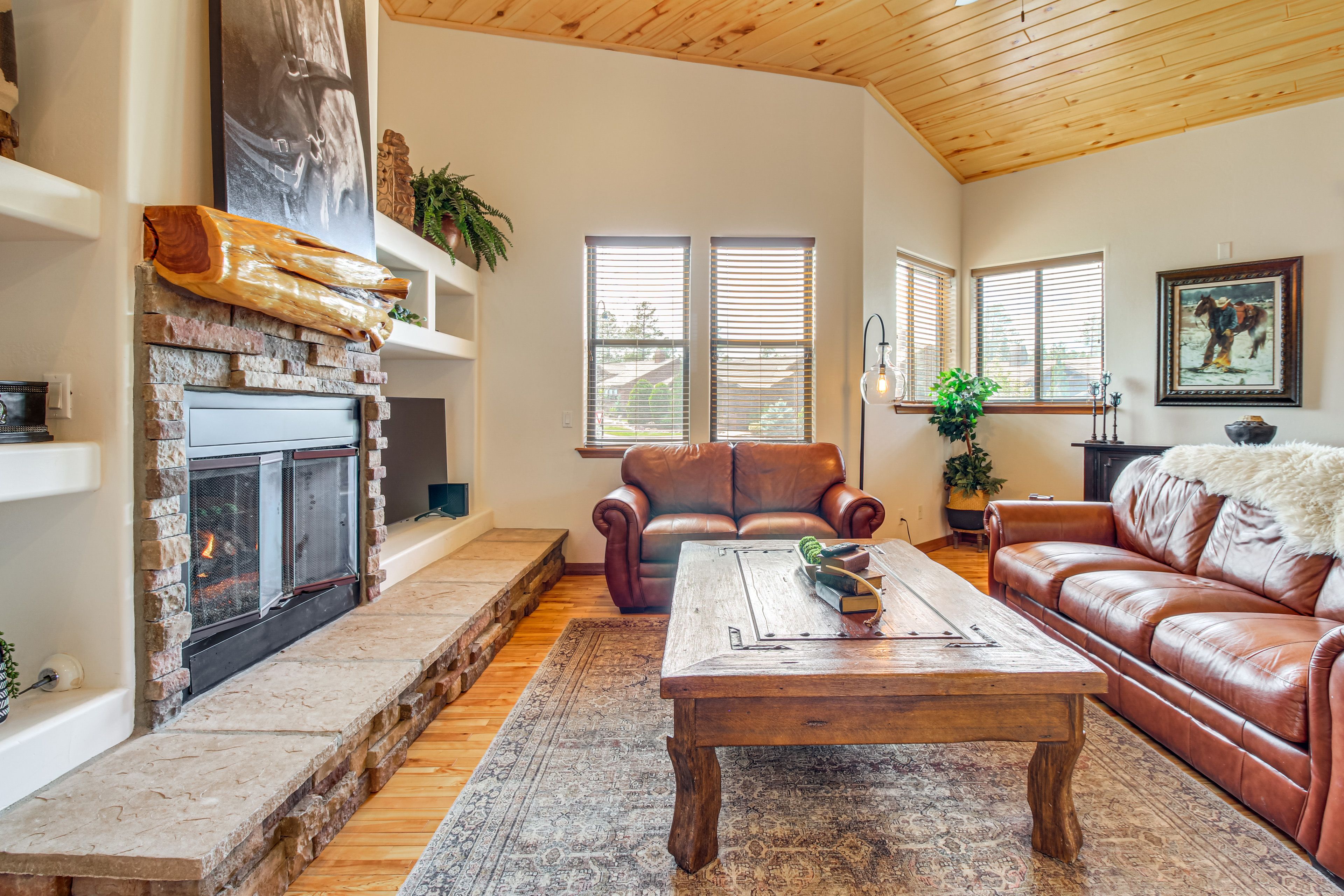 Living Room | Free WiFi | Gas Fireplace