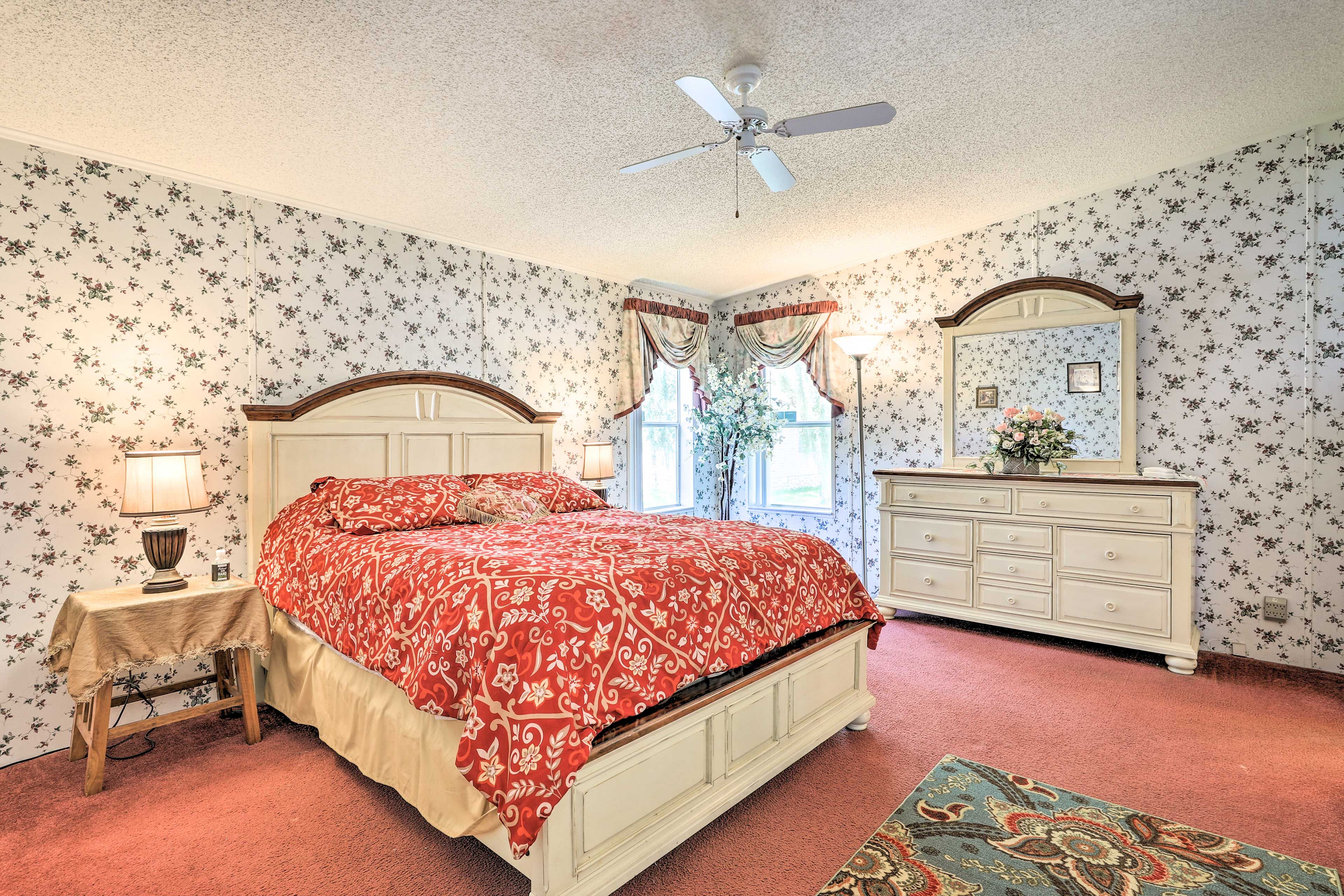 Bedroom 1 | Queen Bed