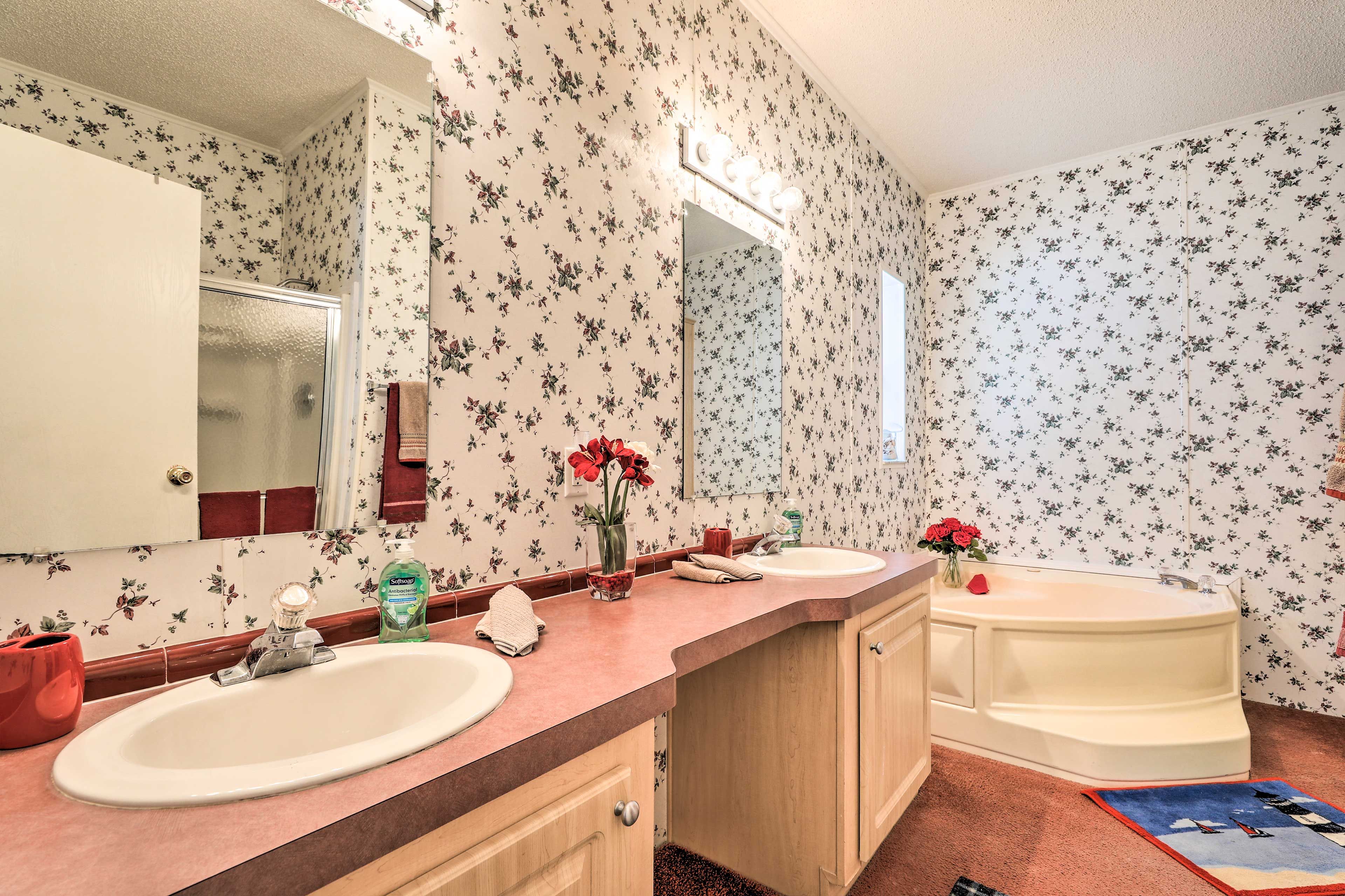 Full Bathroom | Linens & Towels