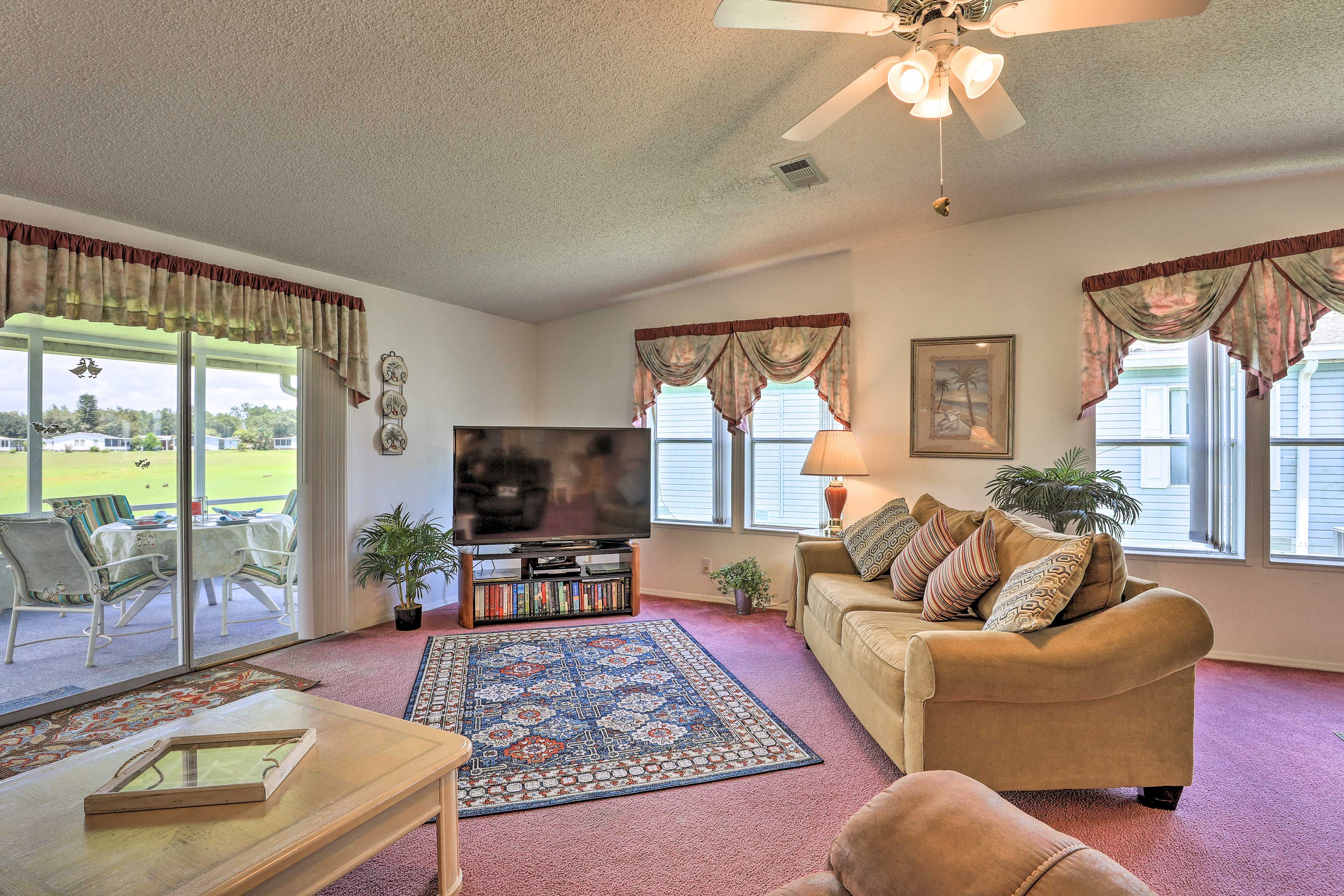 Living Room | Central A/C & Heating | Free WiFi