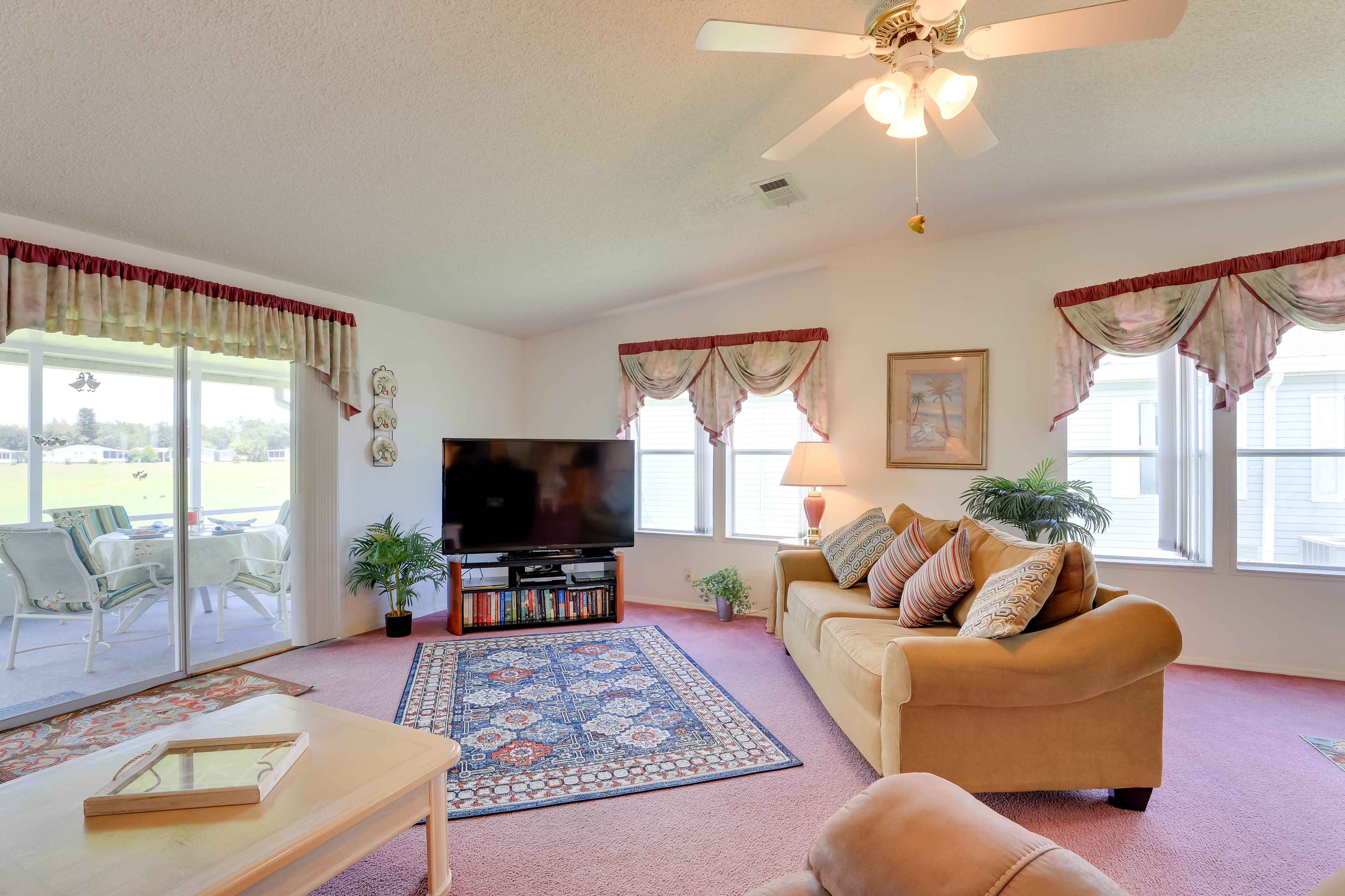 Living Room | Central A/C & Heating | Free WiFi