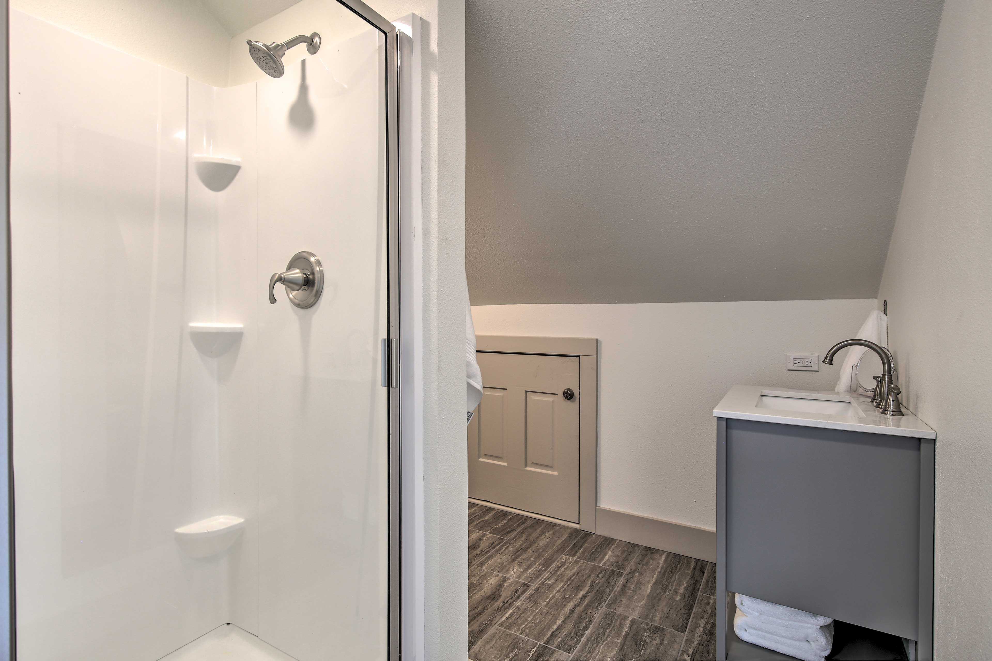 Full Bathroom | Complimentary Toiletries | Hair Dryer