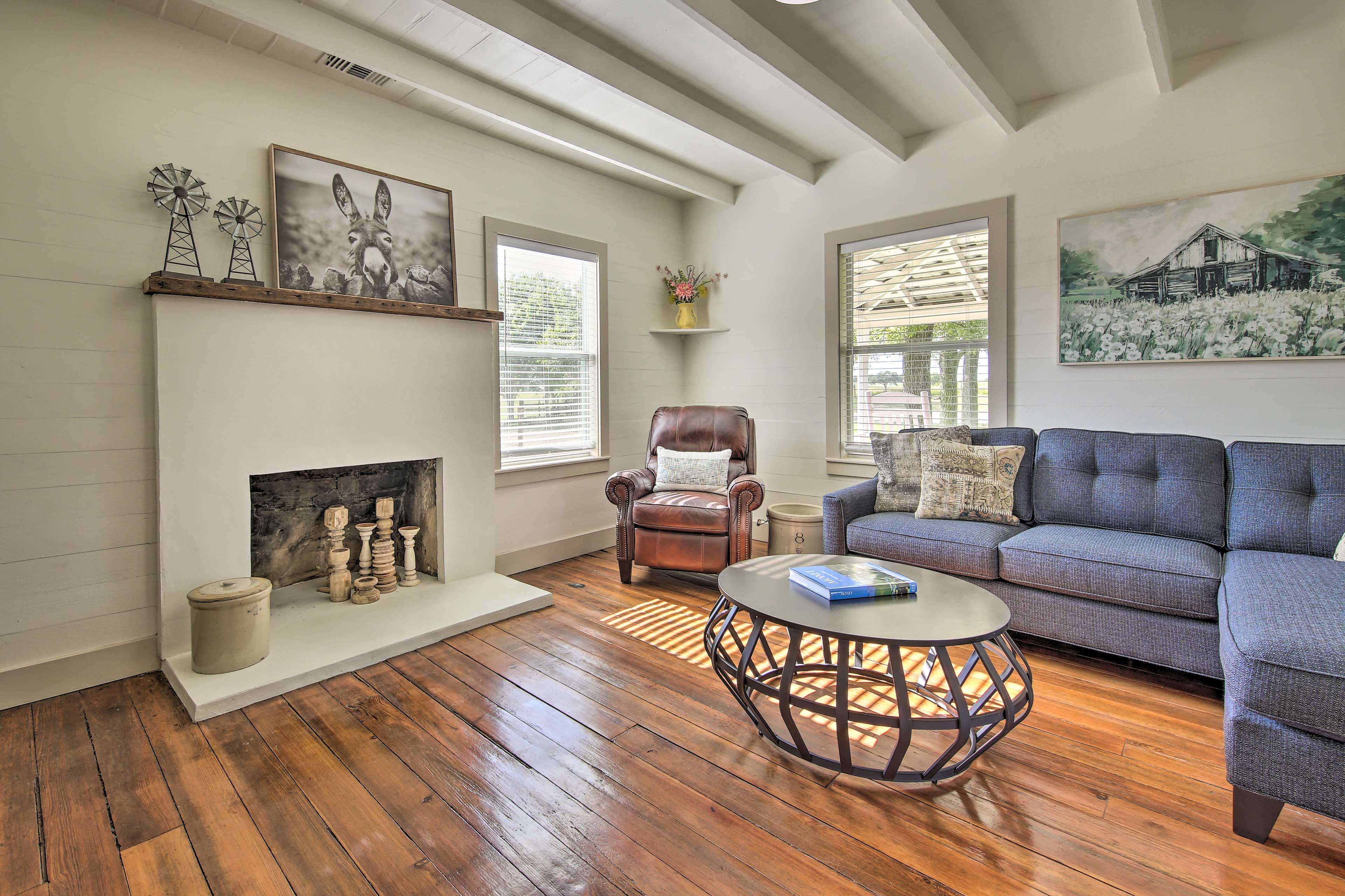 Living Room | Central A/C & Heating | Free WiFi