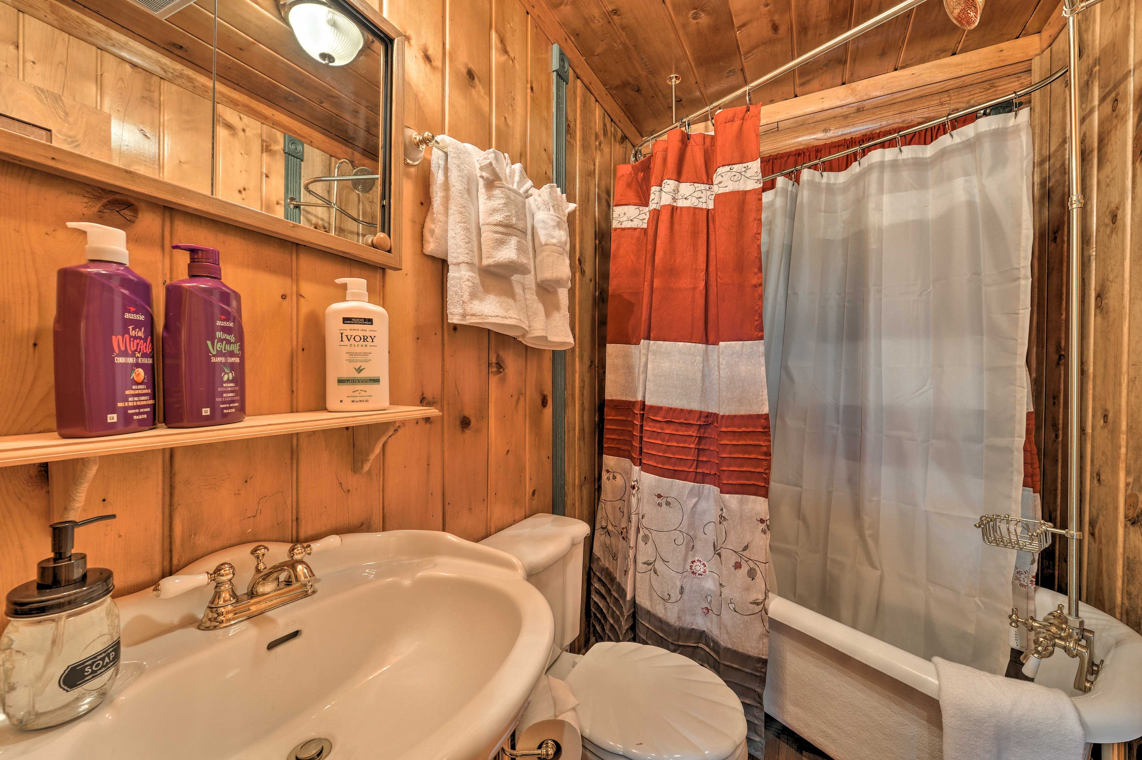 Full Bathroom | Clawfoot Tub | Complimentary Toiletries