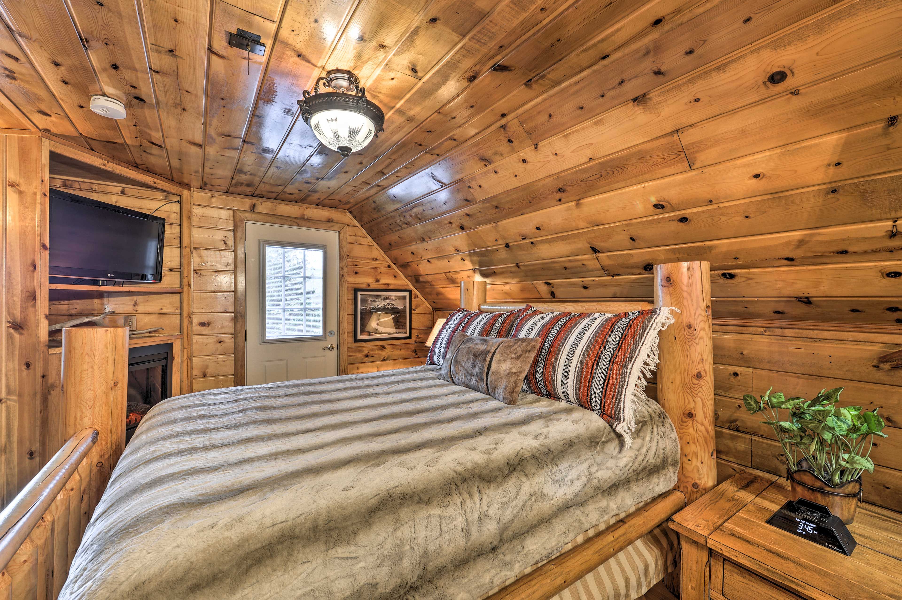 Loft Bedroom | Flat-Screen TV | Fireplace