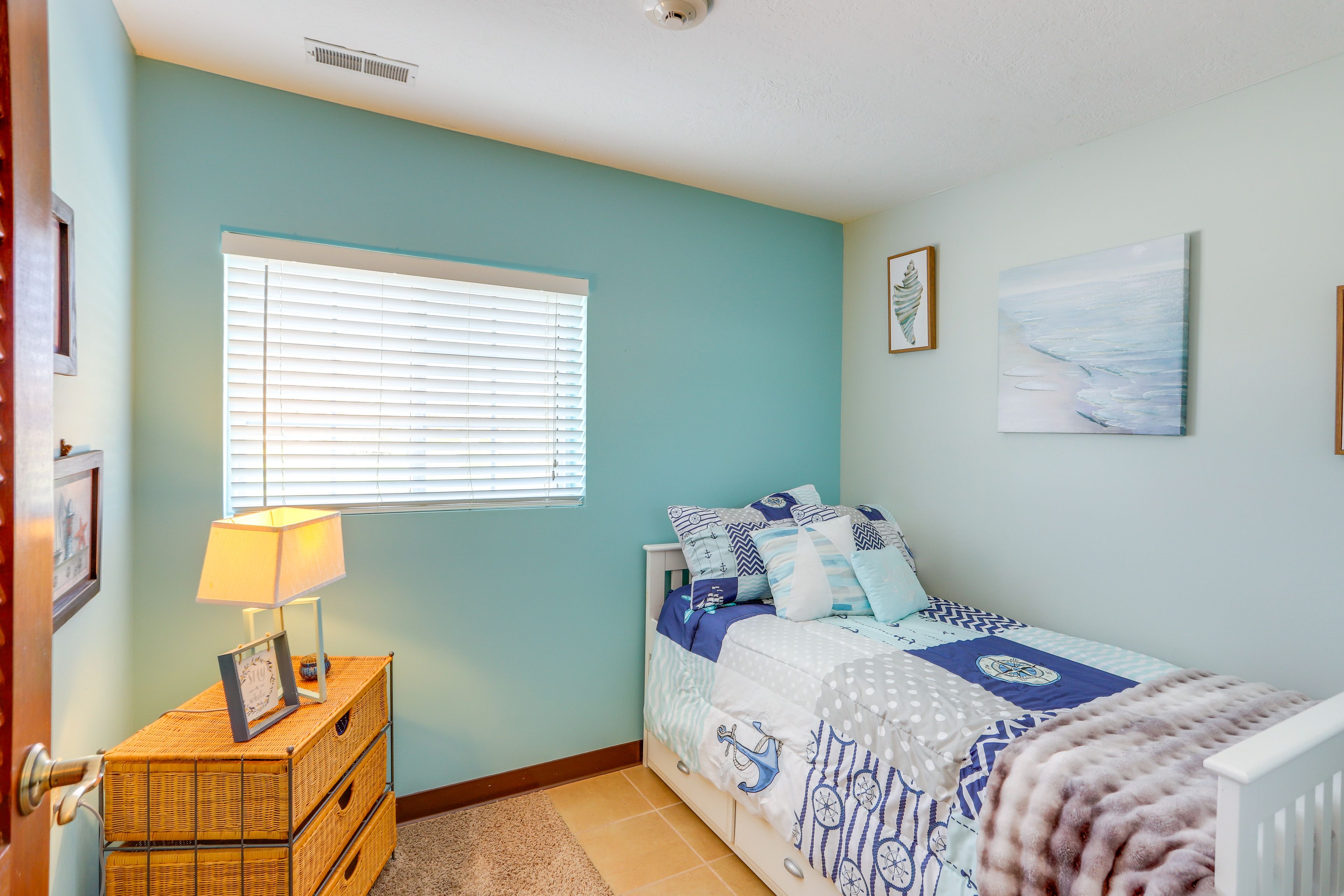 Bedroom 2 | Twin Bed w/ Twin Trundle