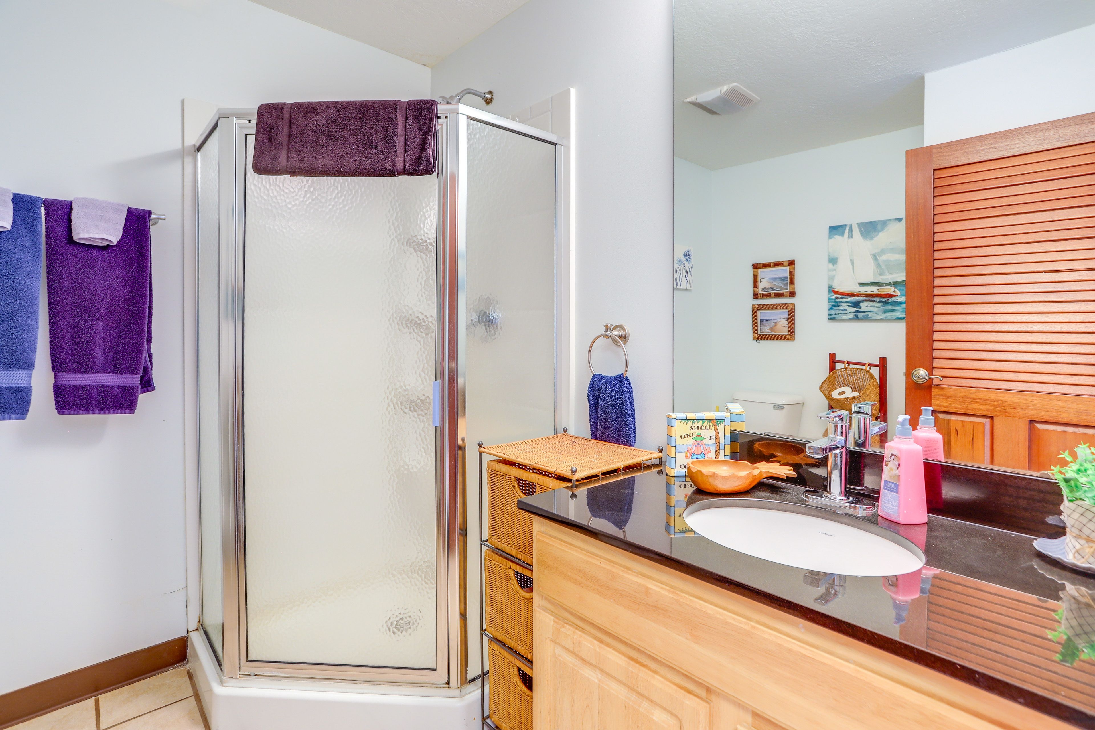 Full Bathroom | Towels Provided