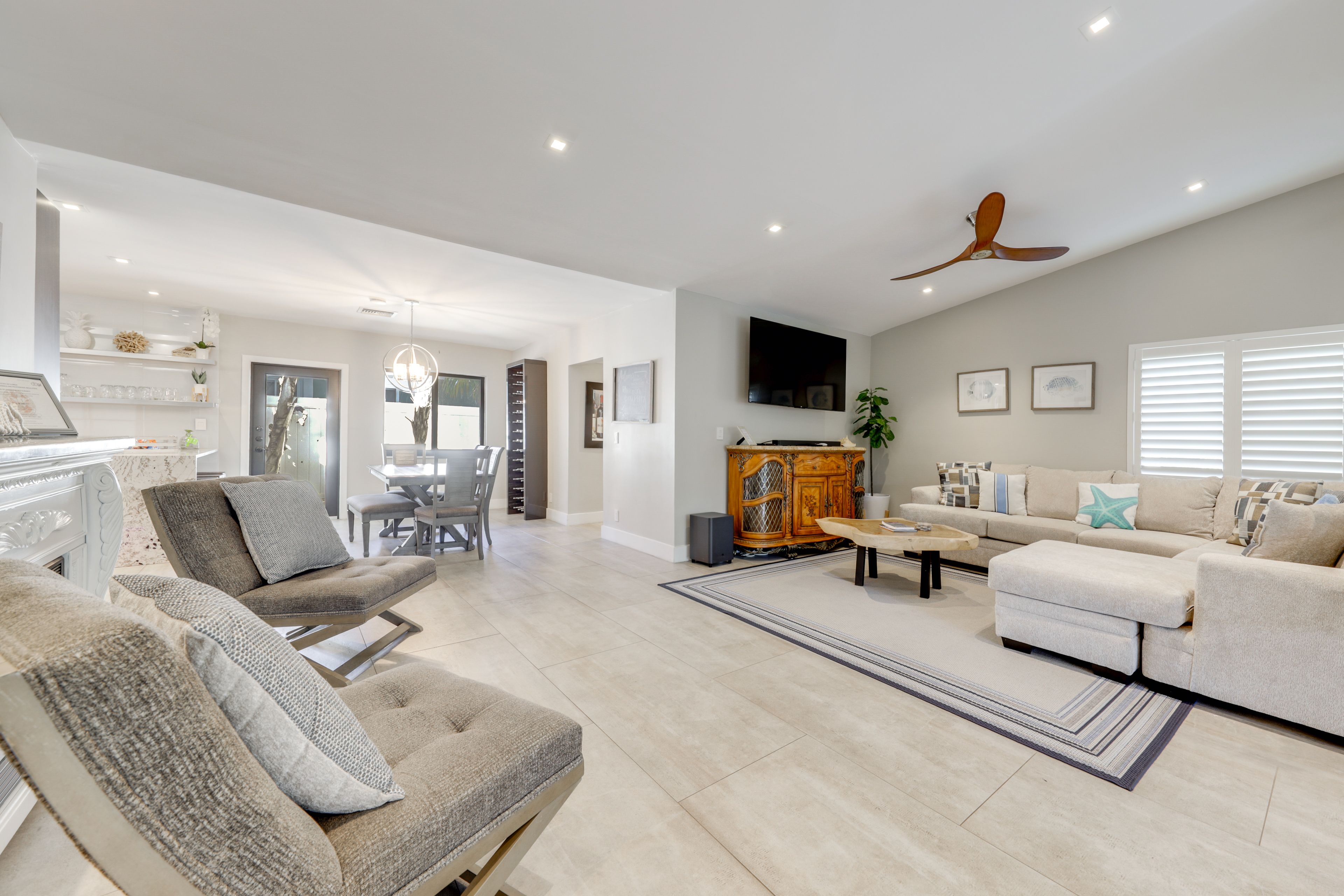 Living Room | Central A/C & Heating | Free WiFi