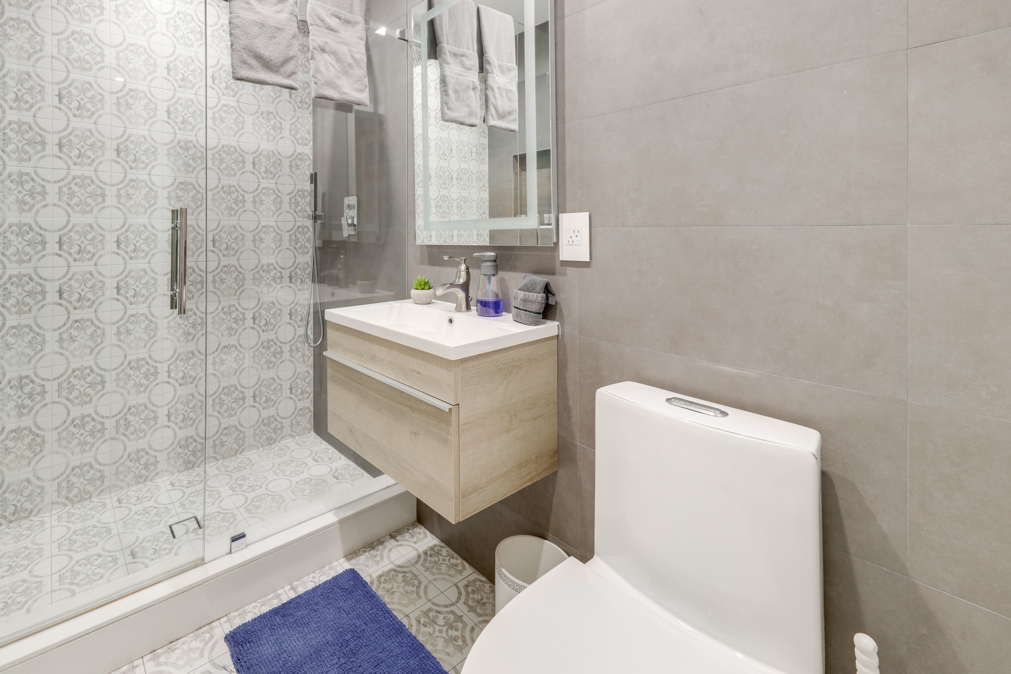 Full Bathroom | Complimentary Toiletries | Hair Dryer