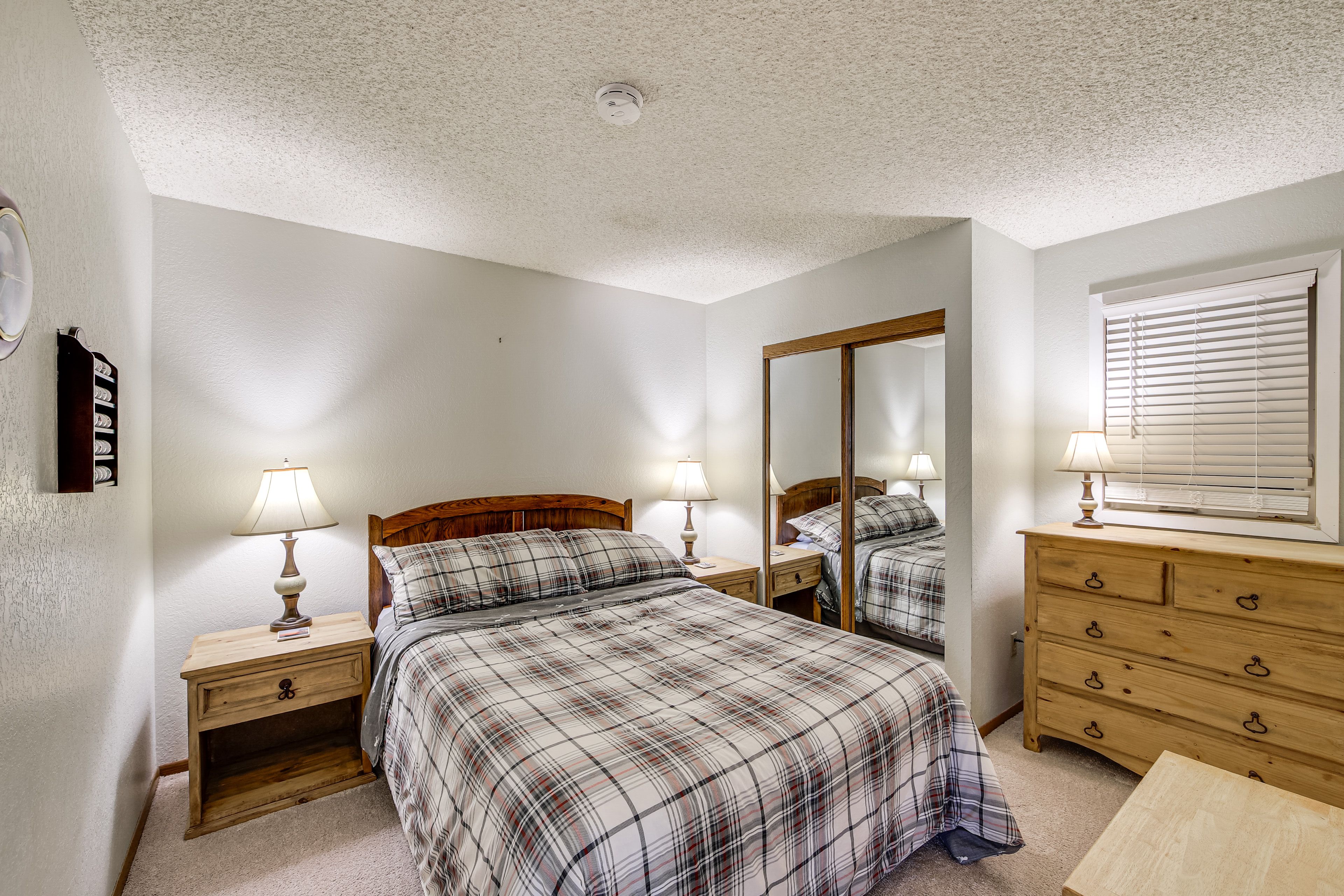 Bedroom 2 | Queen Bed