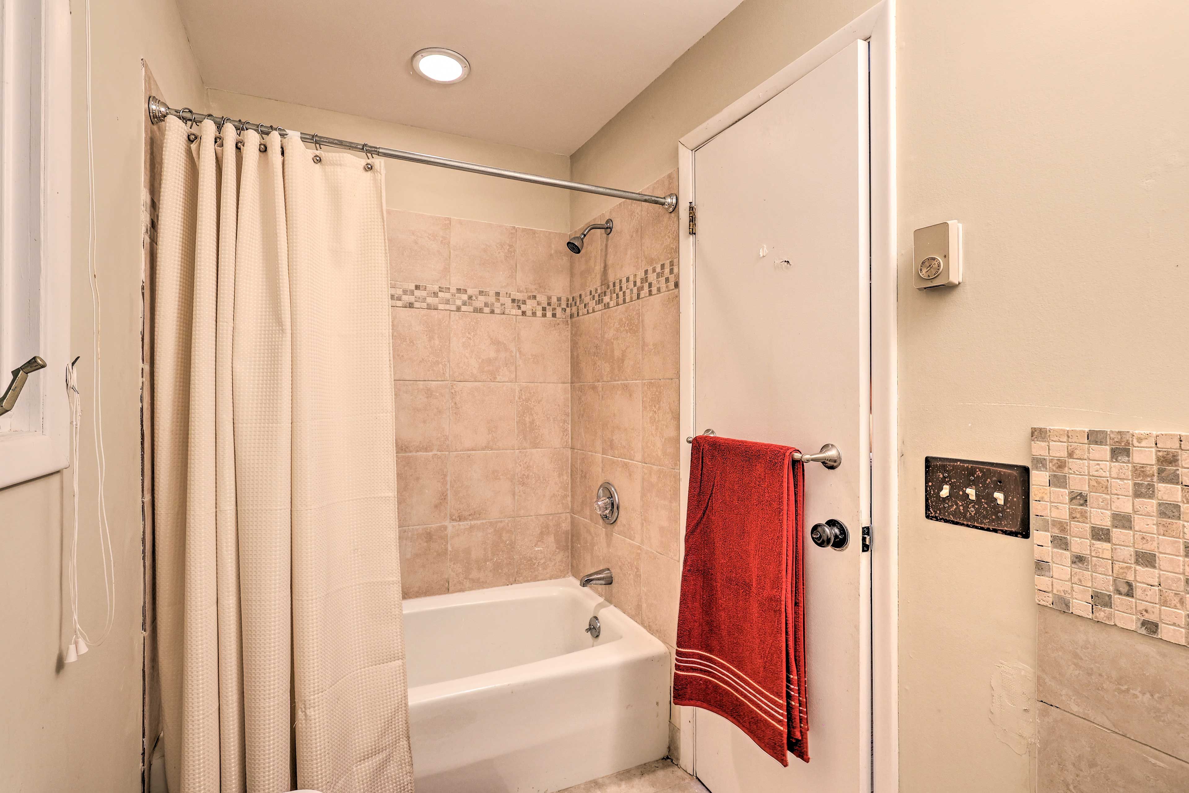 Full Bathroom | Complimentary Toiletries