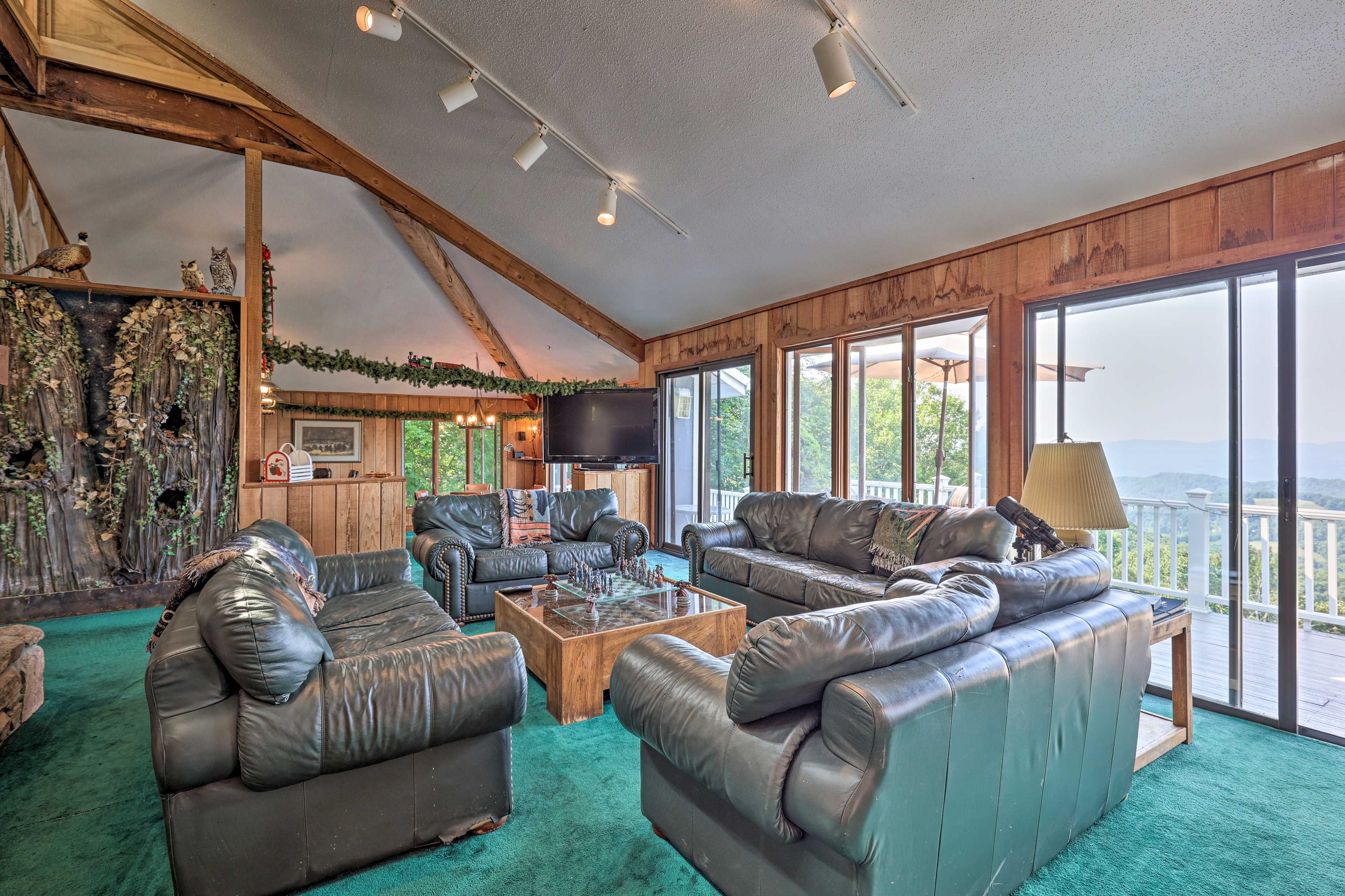 Living Room | Central Heat | Free WiFi