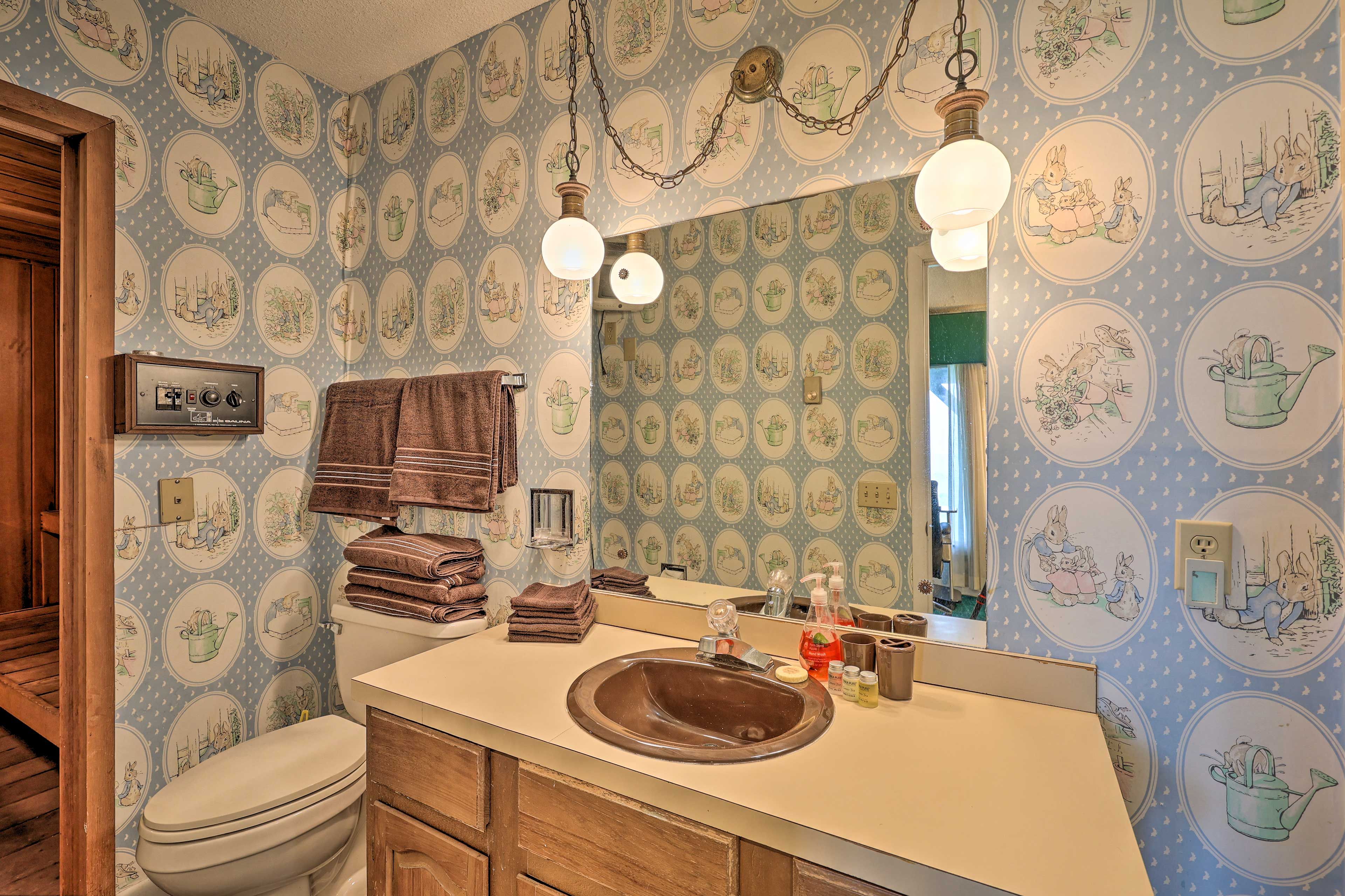 Full Bathroom | Towels Provided