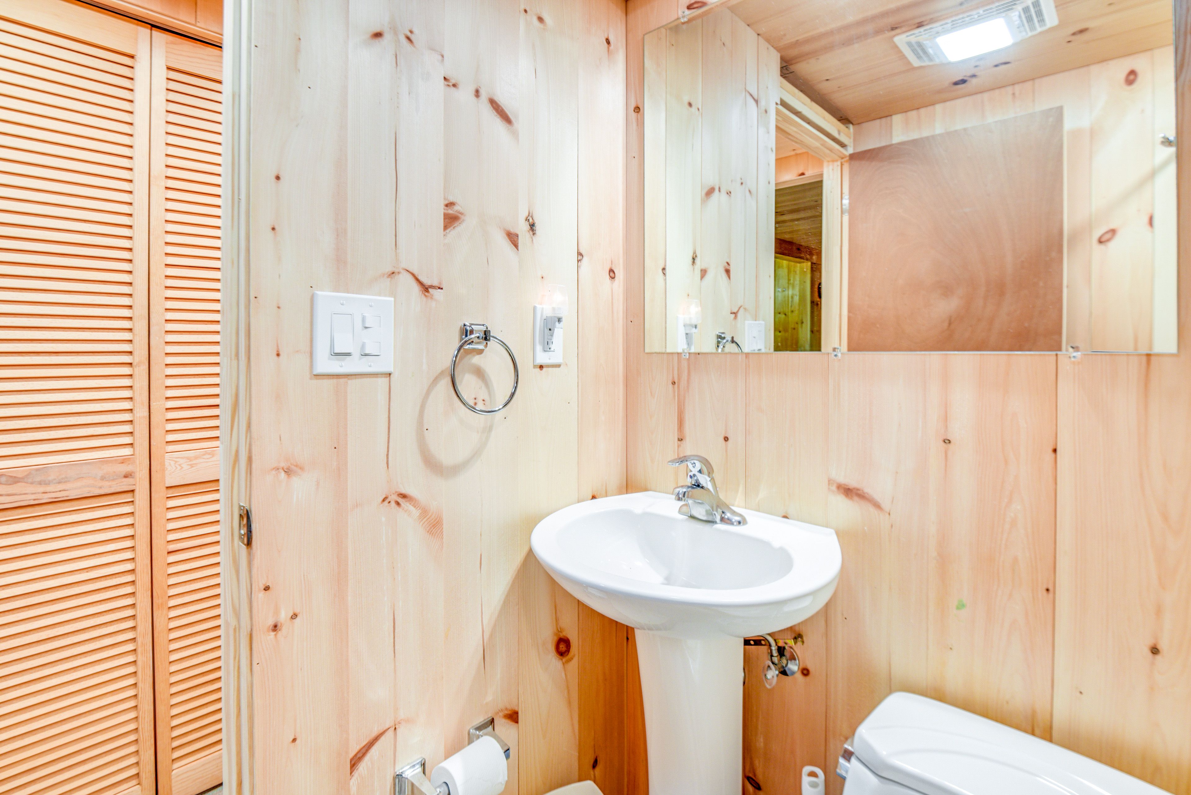 Full Bathroom | Towels Provided