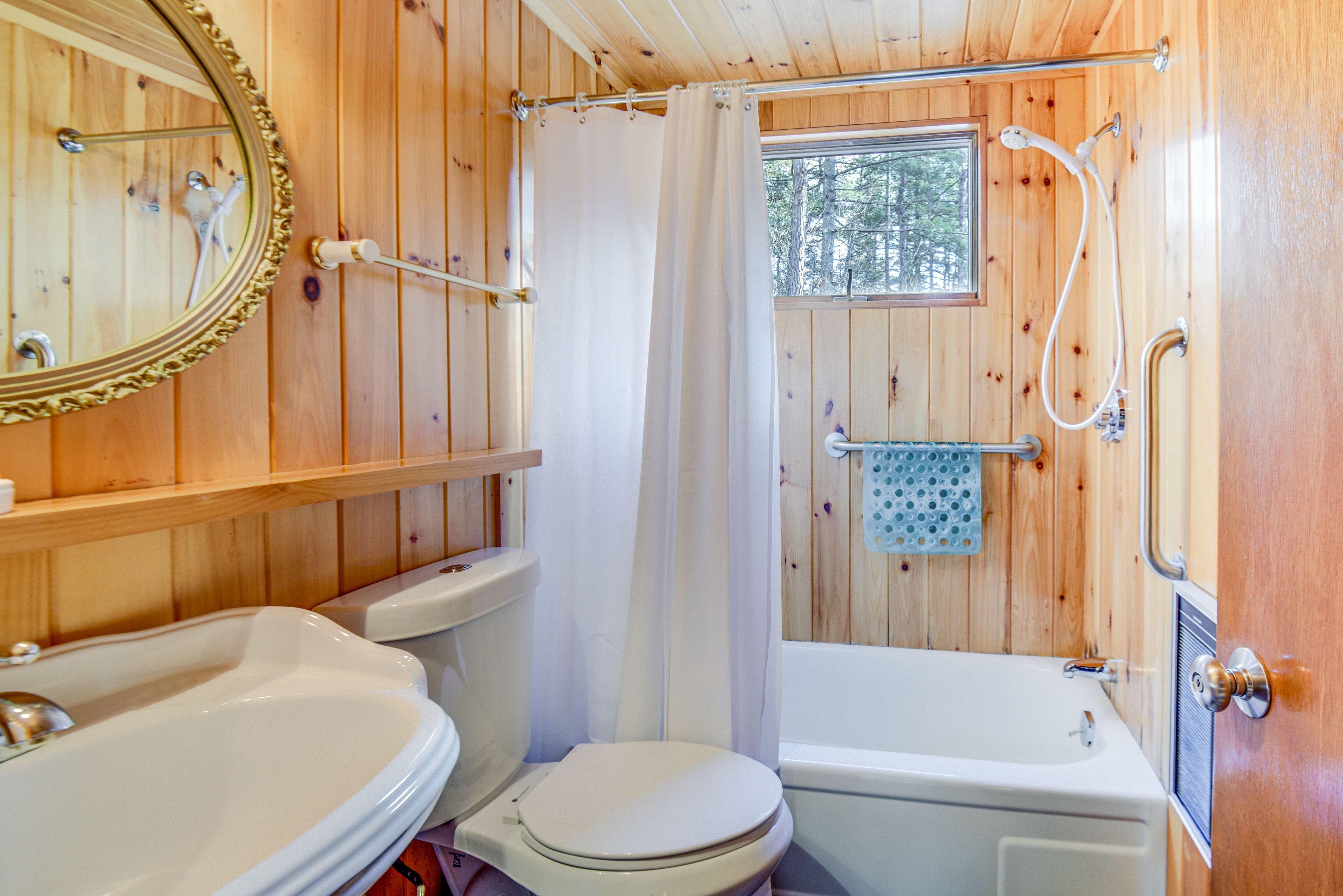 Full Bathroom | Complimentary Toiletries