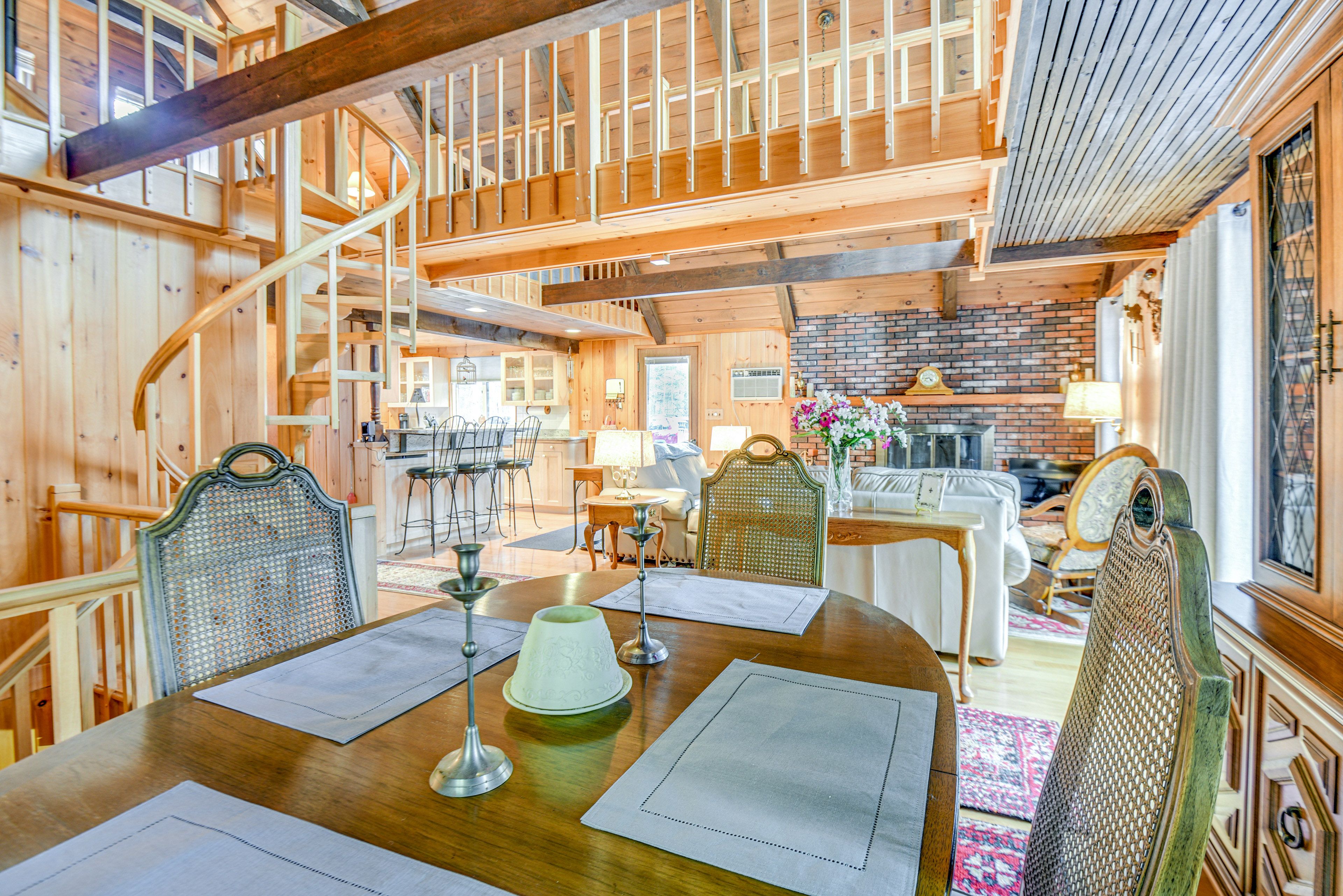 Dining Area | Dishware & Flatware Provided