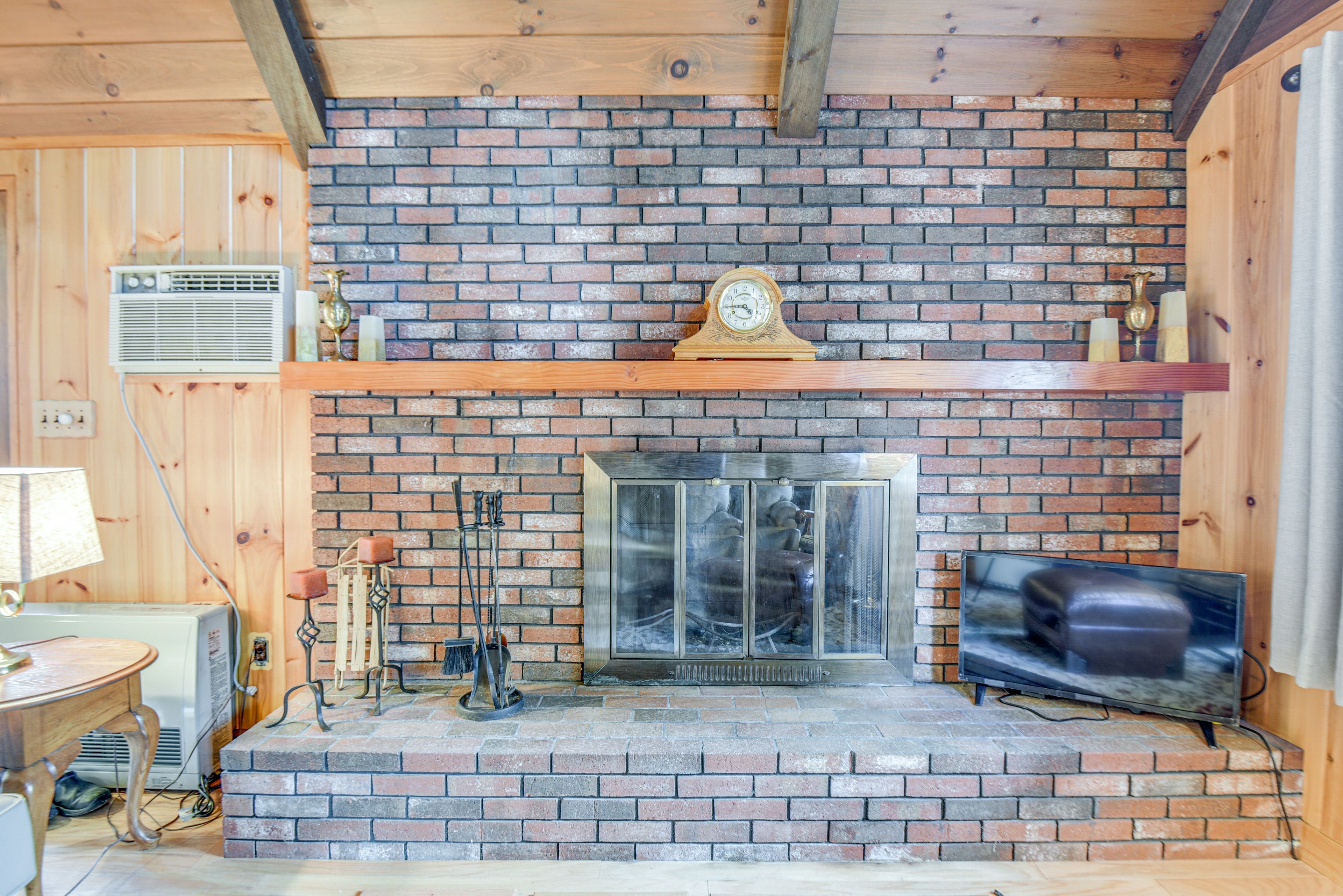 Living Room | Gas Fireplace | Smart TV