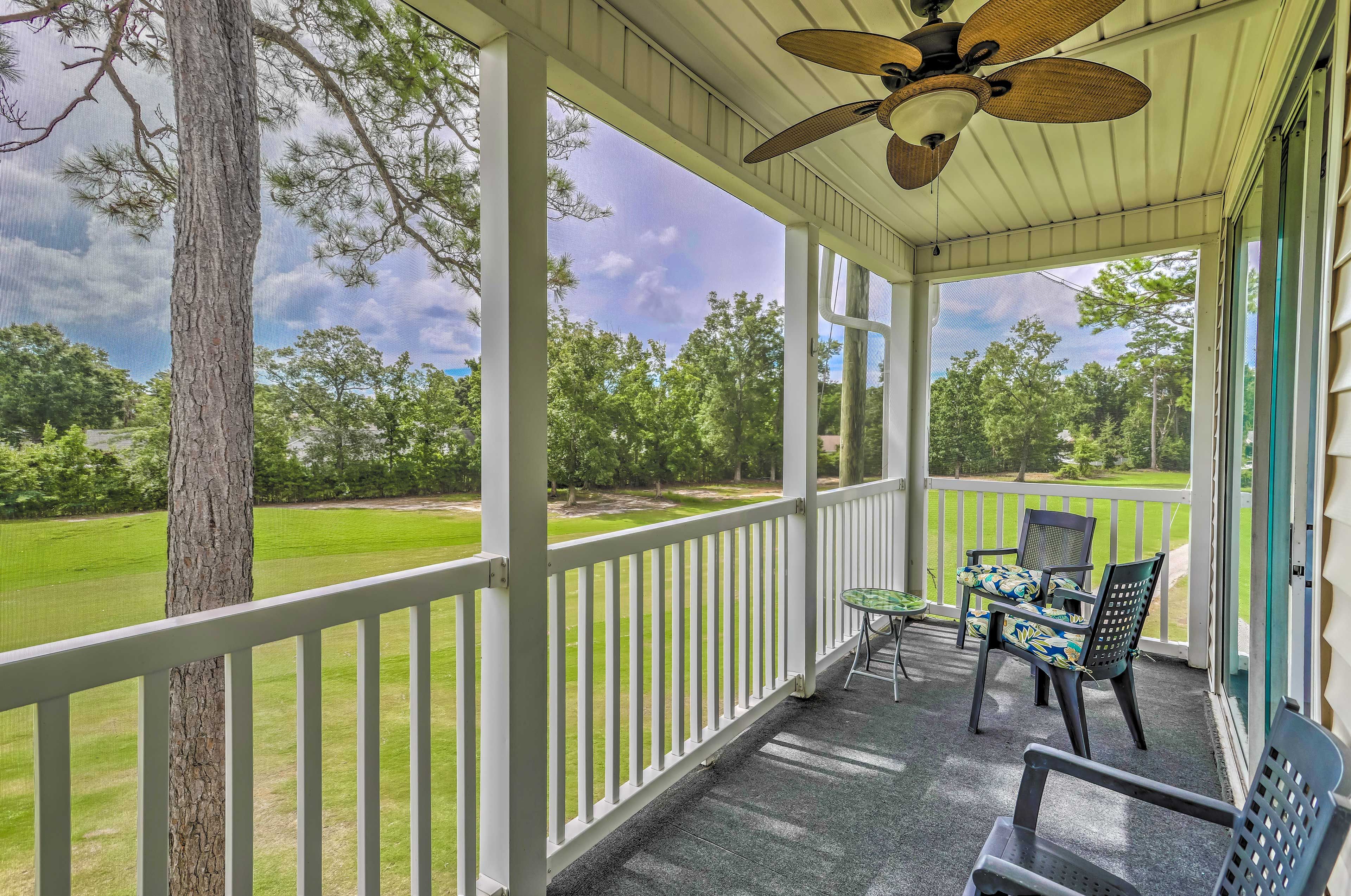 Come visit this idyllic 2-bedroom, 2-bathroom River Oaks condo!