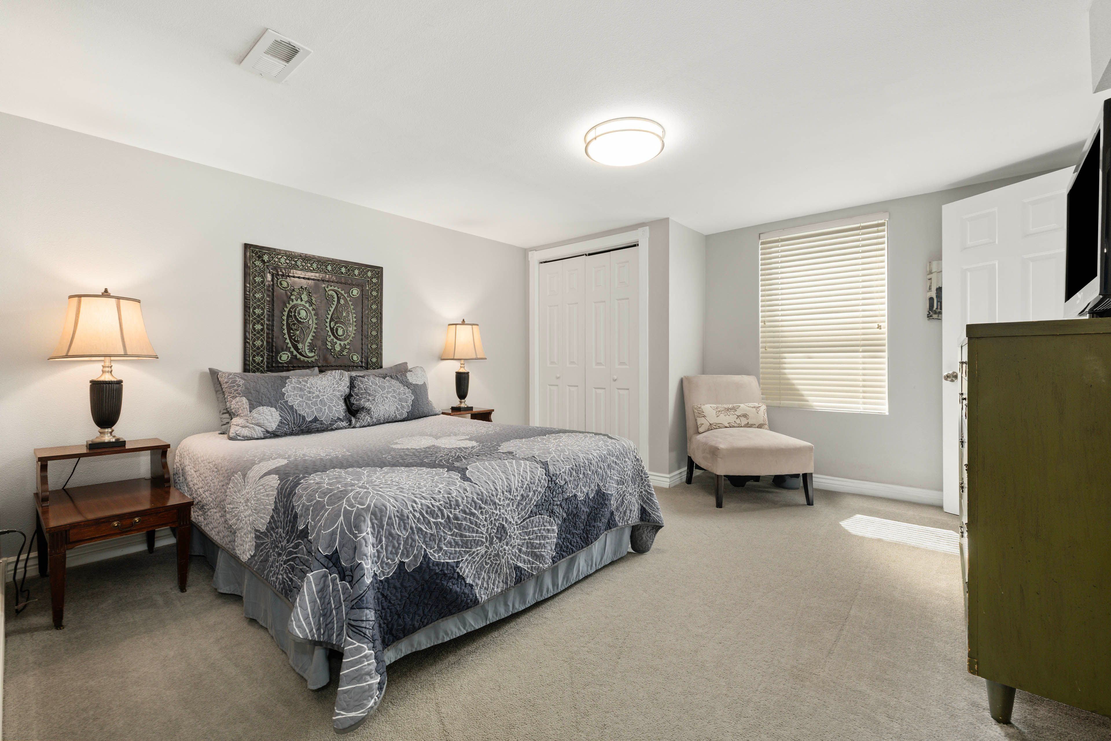 Bedroom 1 | Queen Bed