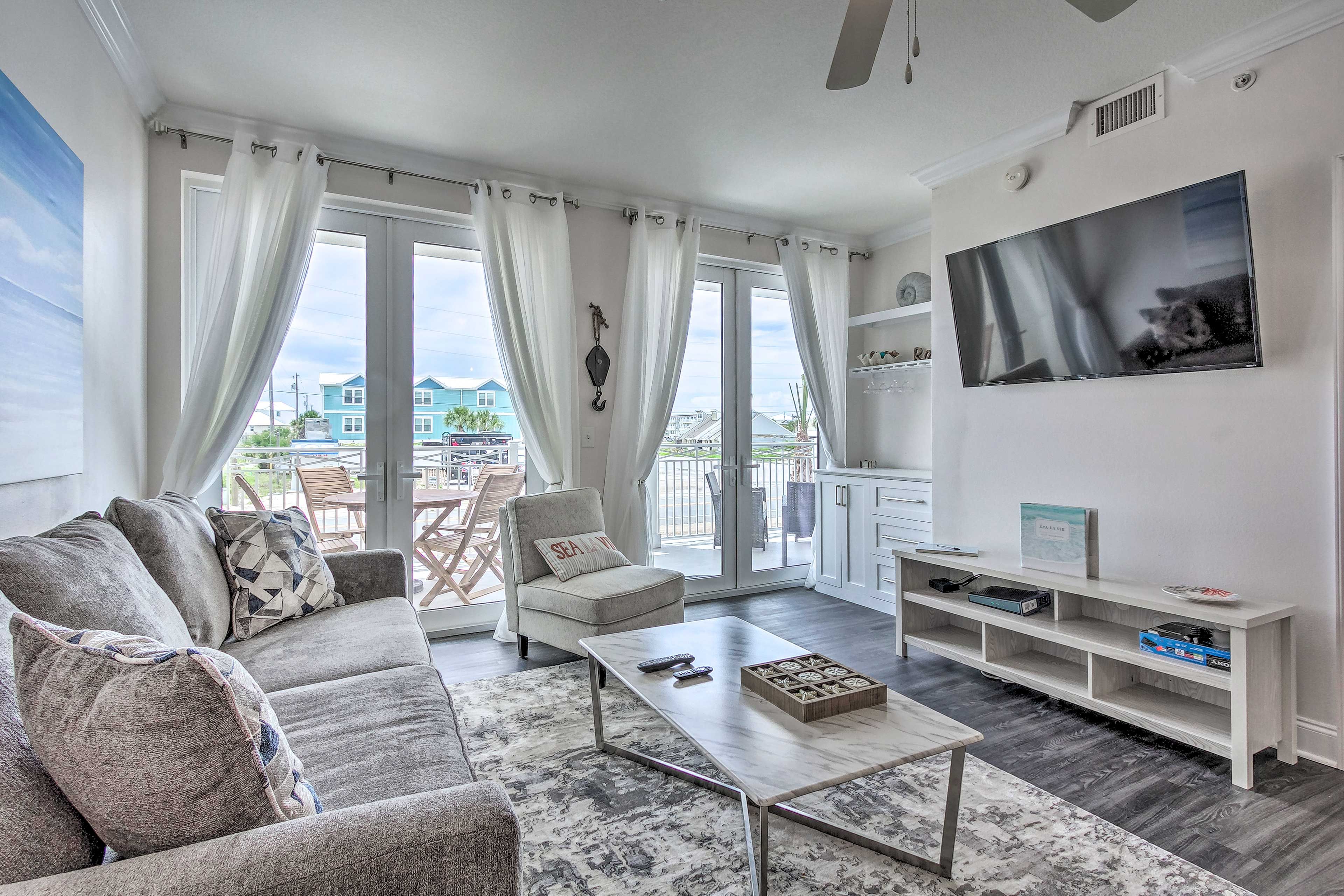 Living Room | Free WiFi | Smart TV | Central A/C & Heat