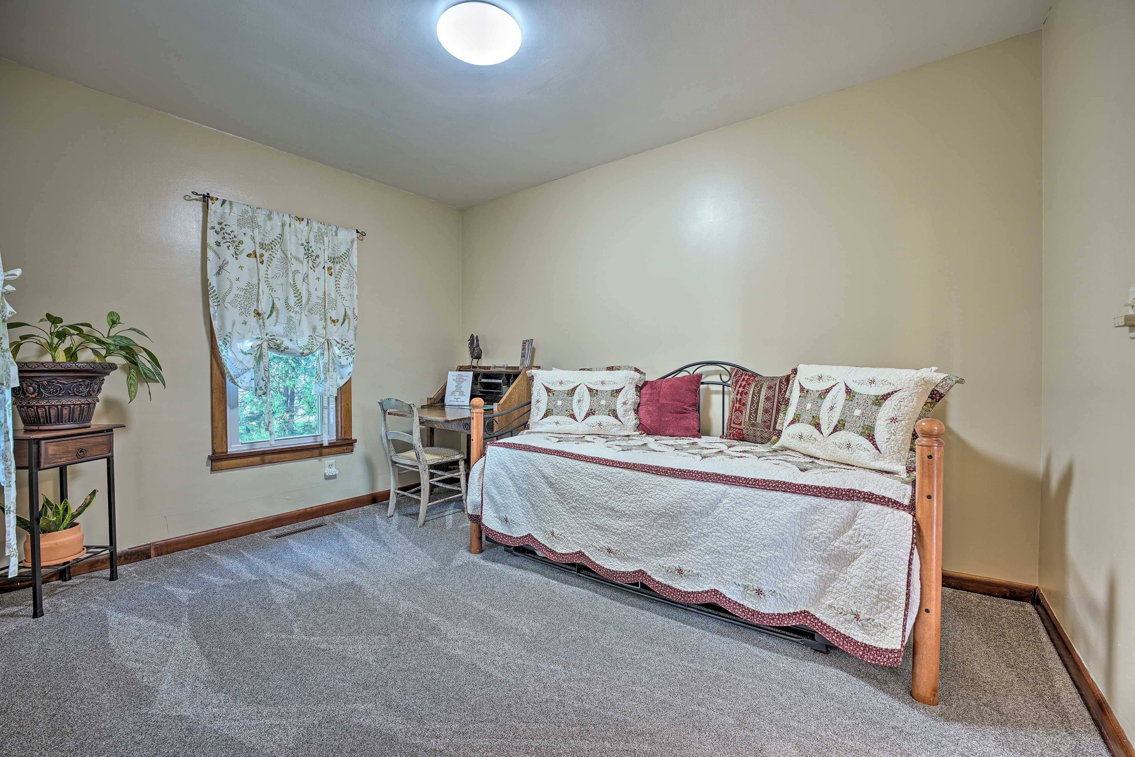 Office | Twin Daybed w/ Twin Trundle