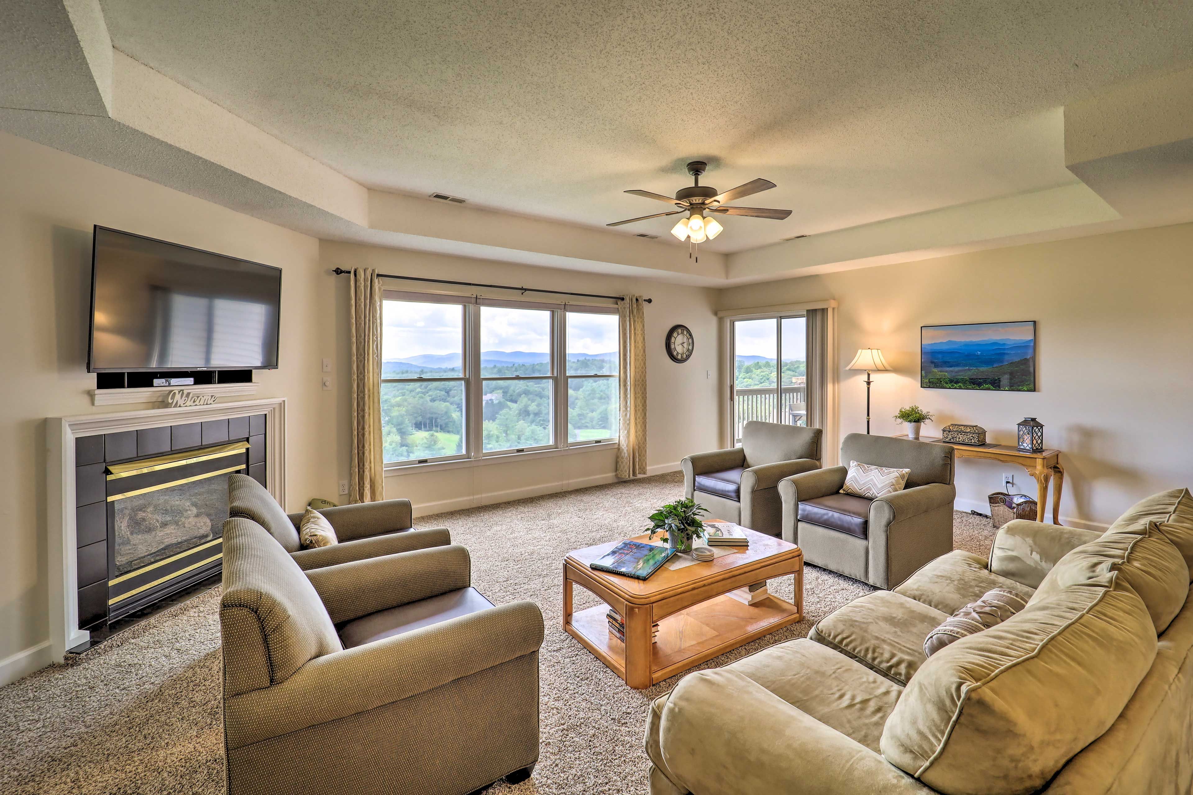 Living Room | Mountain Views | Gas Fireplace | Smart TV