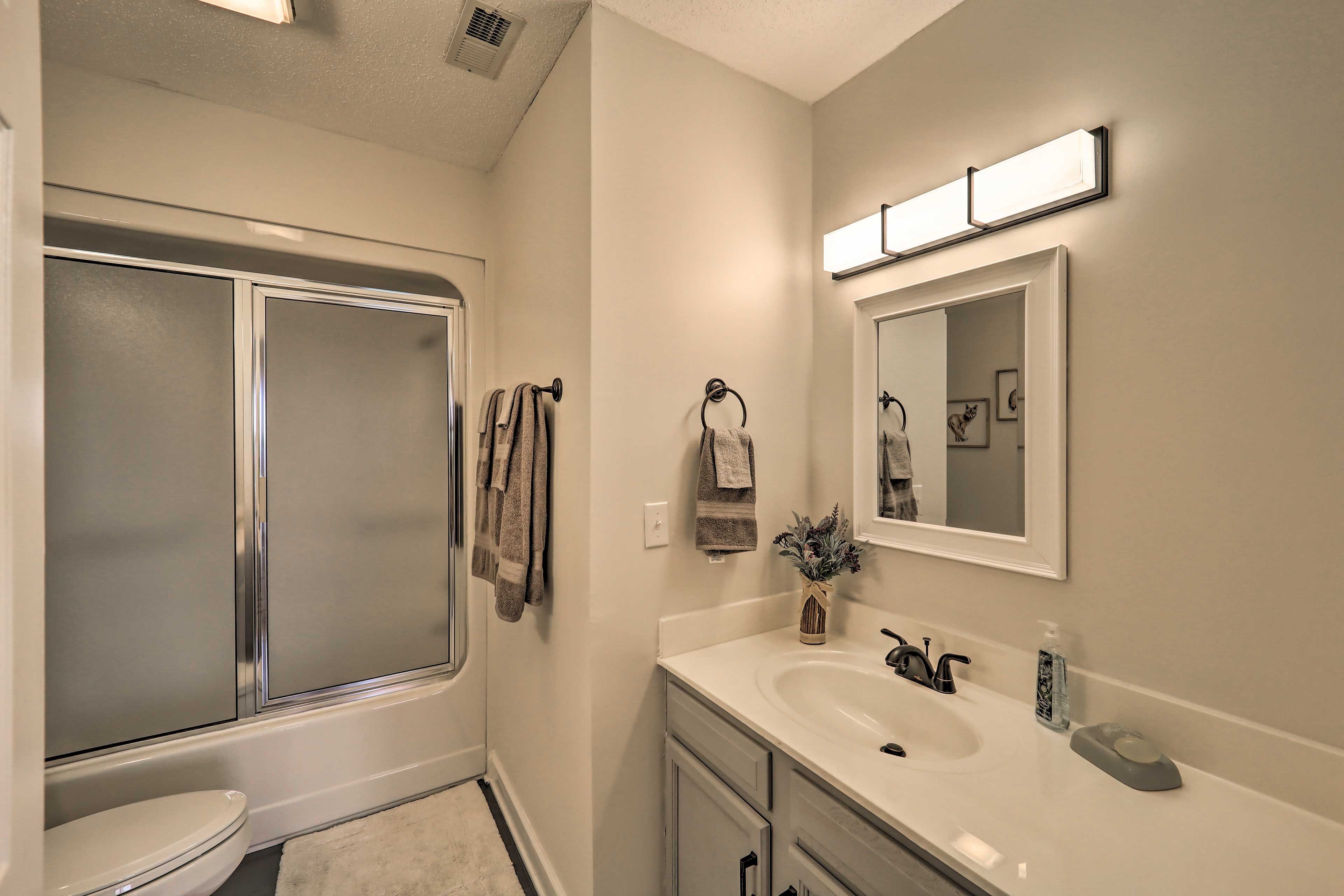 Full Bathroom | Towels Provided