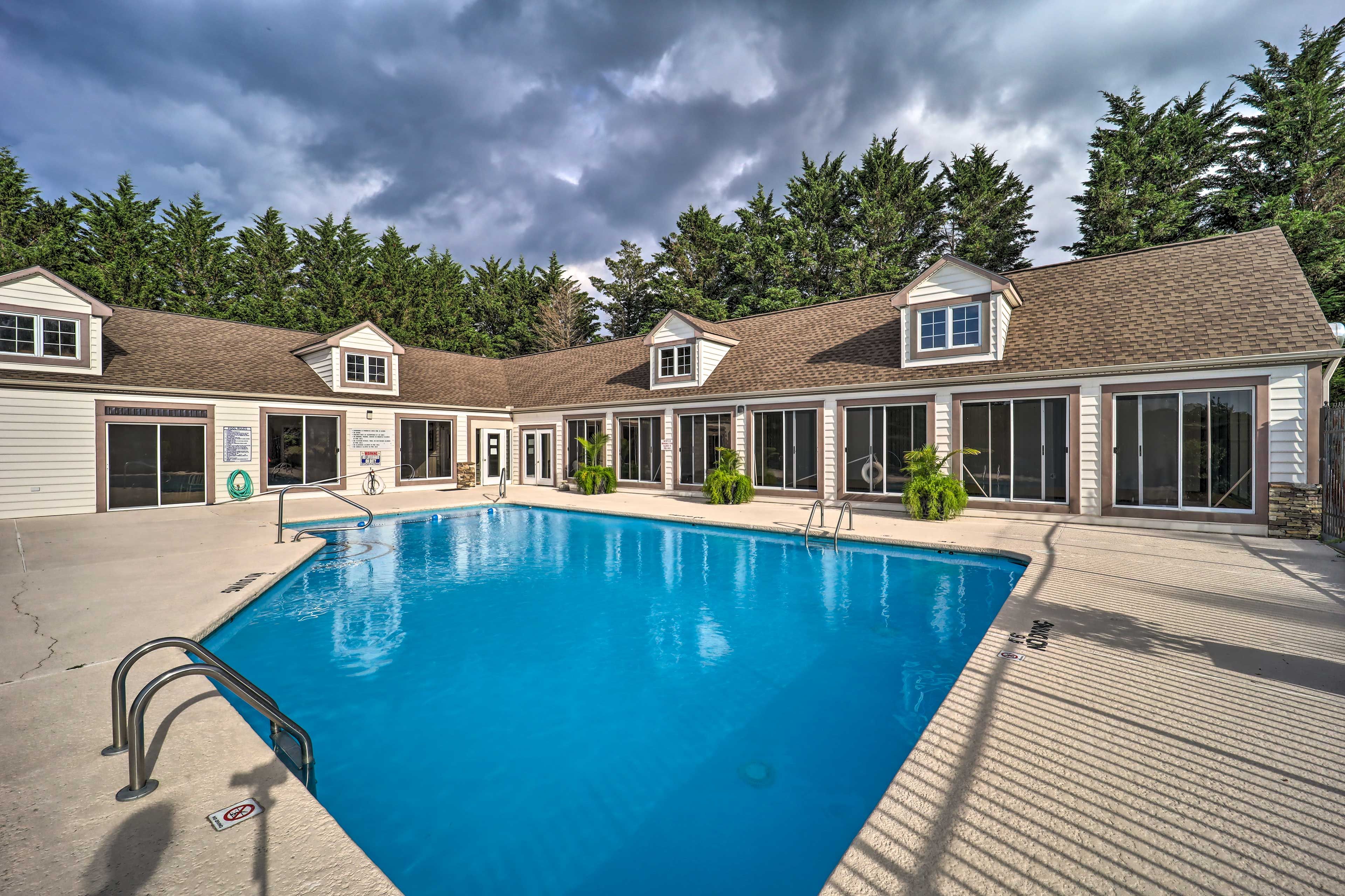 Resort Amenities | Outdoor Pool