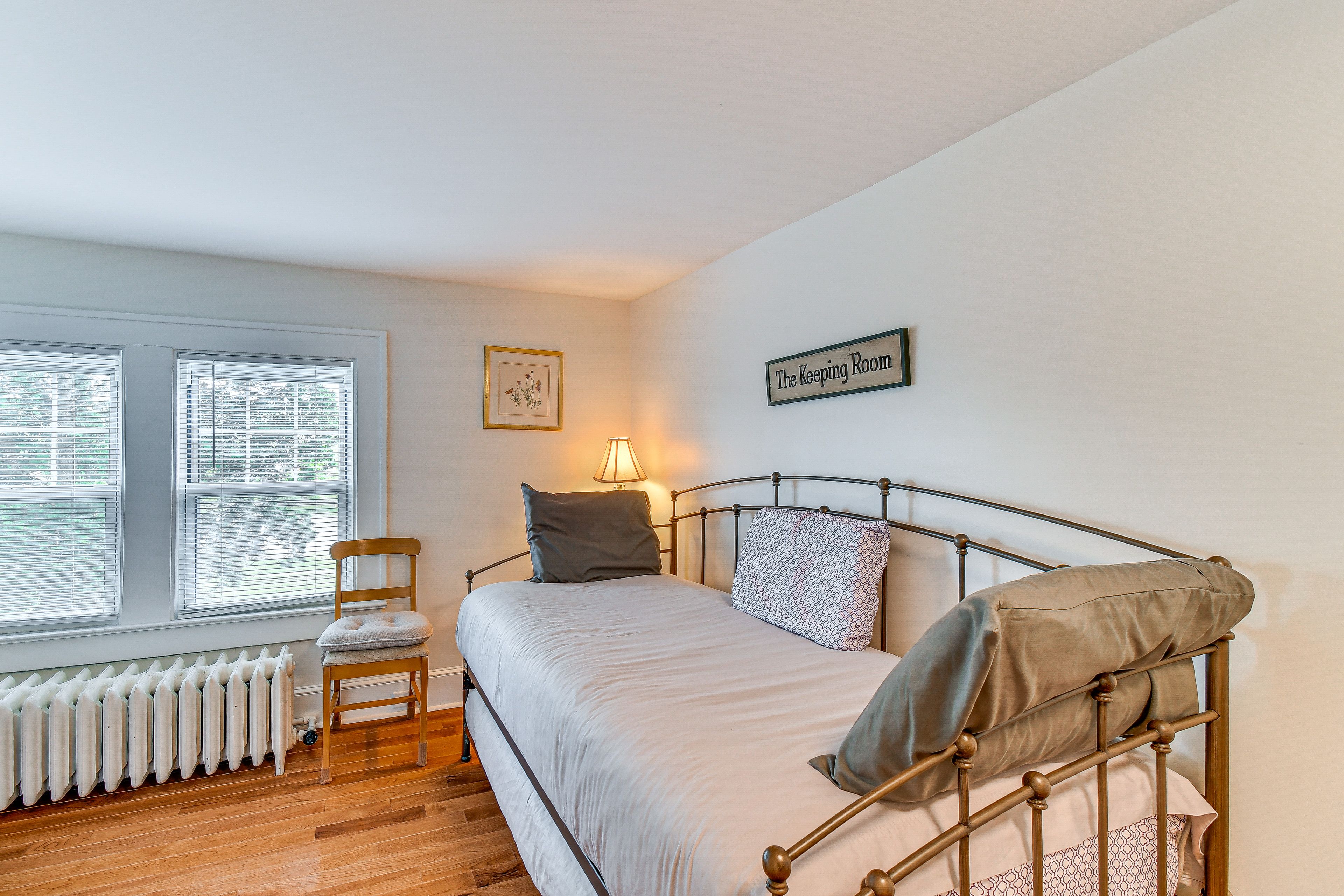 Bonus Room | Twin Bed w/ Twin Trundle