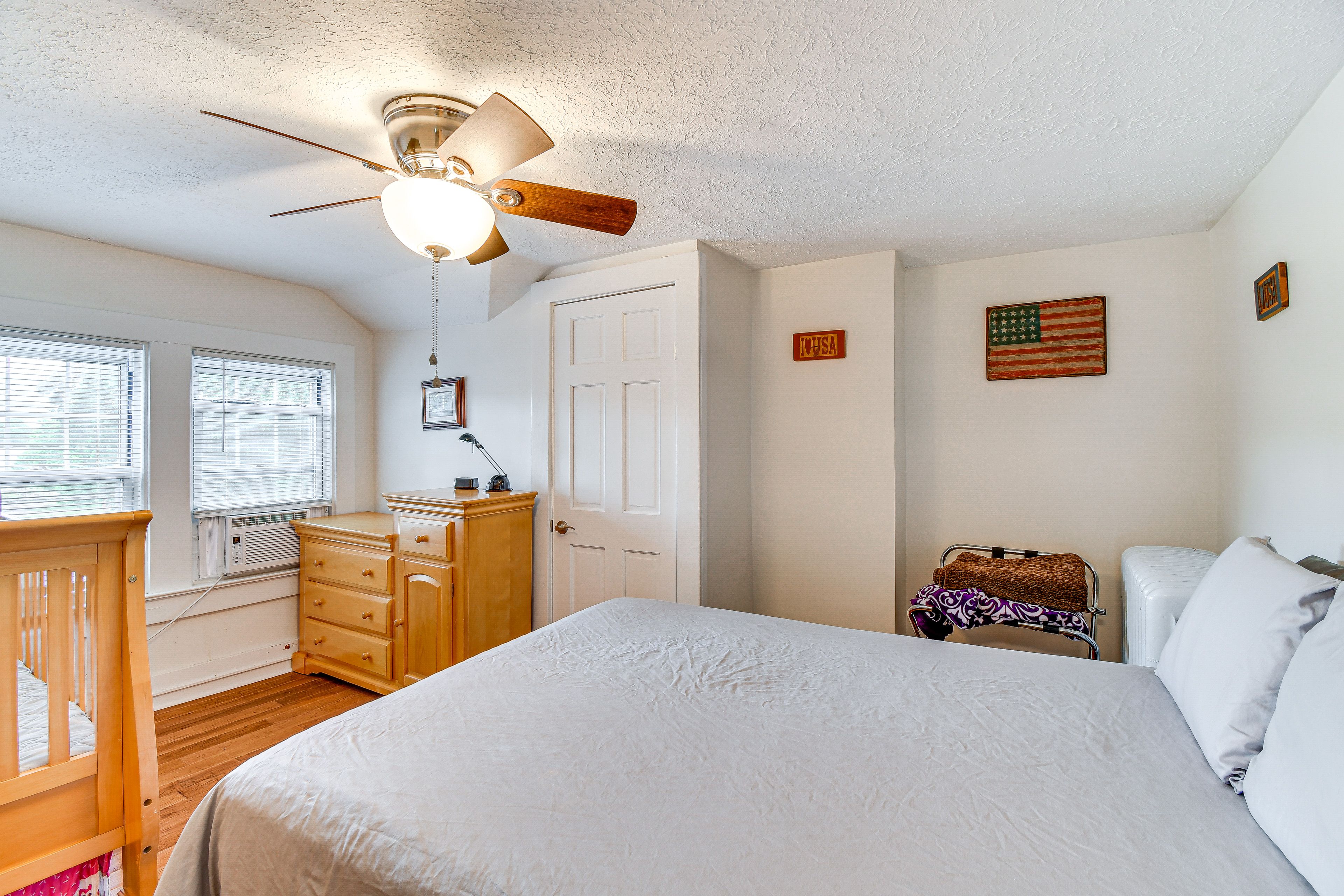 Bedroom 3 | Queen Bed | Crib